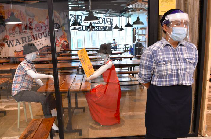 Simulasi pengaturan duduk di restoran di Manila yang diperagakan manekin jika pemerintah mengizinkan makan di tempat (2/6).