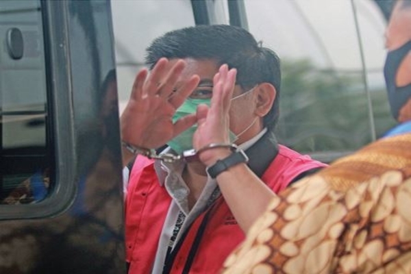 Tersangka Komisaris Utama PT Trada Alam Minera Tbk (TRAM) Heru Hidayat seusai menjalani pemeriksaan di Gedung KPK, Jakarta,kemarin.