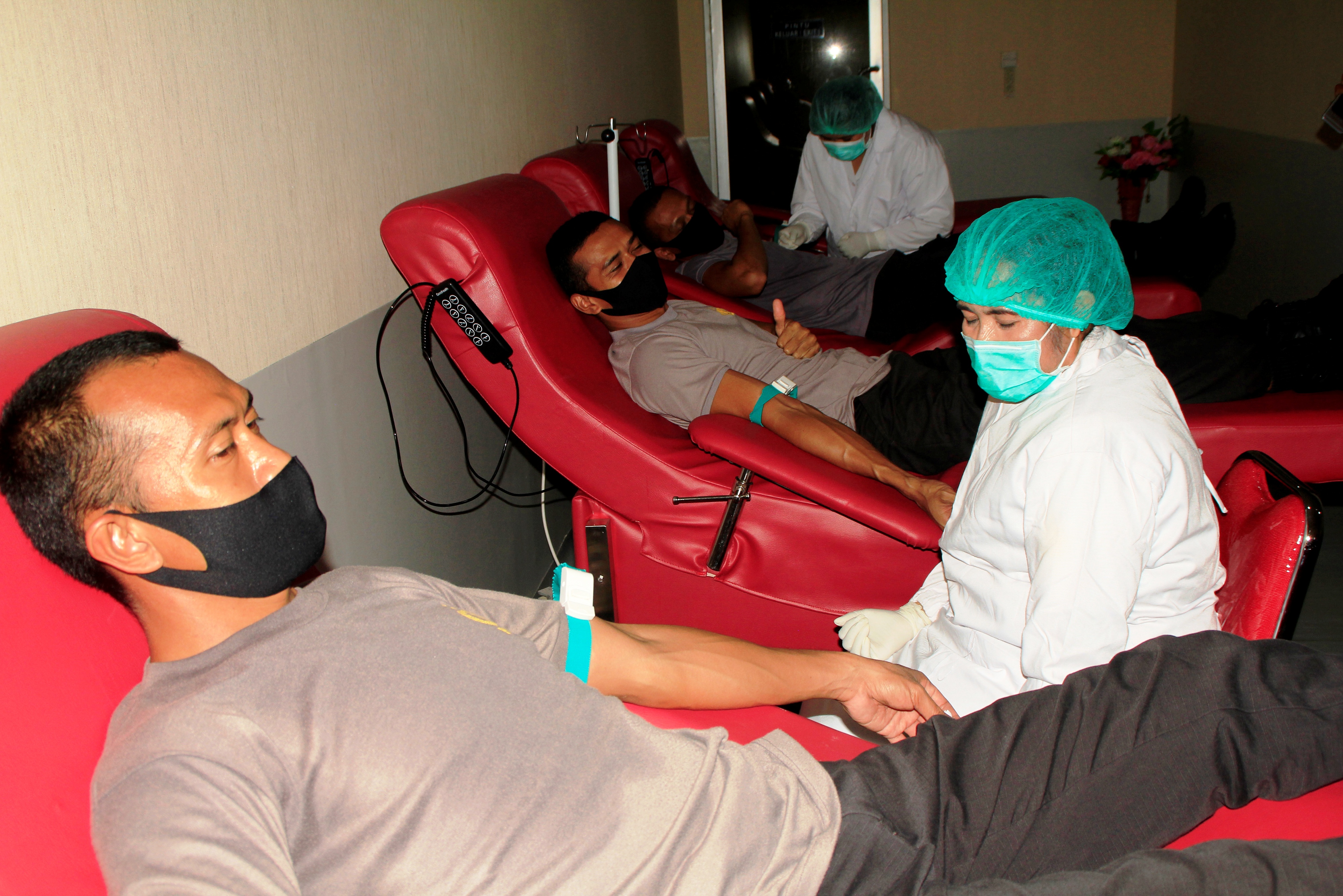 Sejumlah pasien positif Covid-19 yang sudah dinyatakan sembuh sedang mendonorkan plasma darahnya Kupang, NTT, Selasa (19/5/2020). 