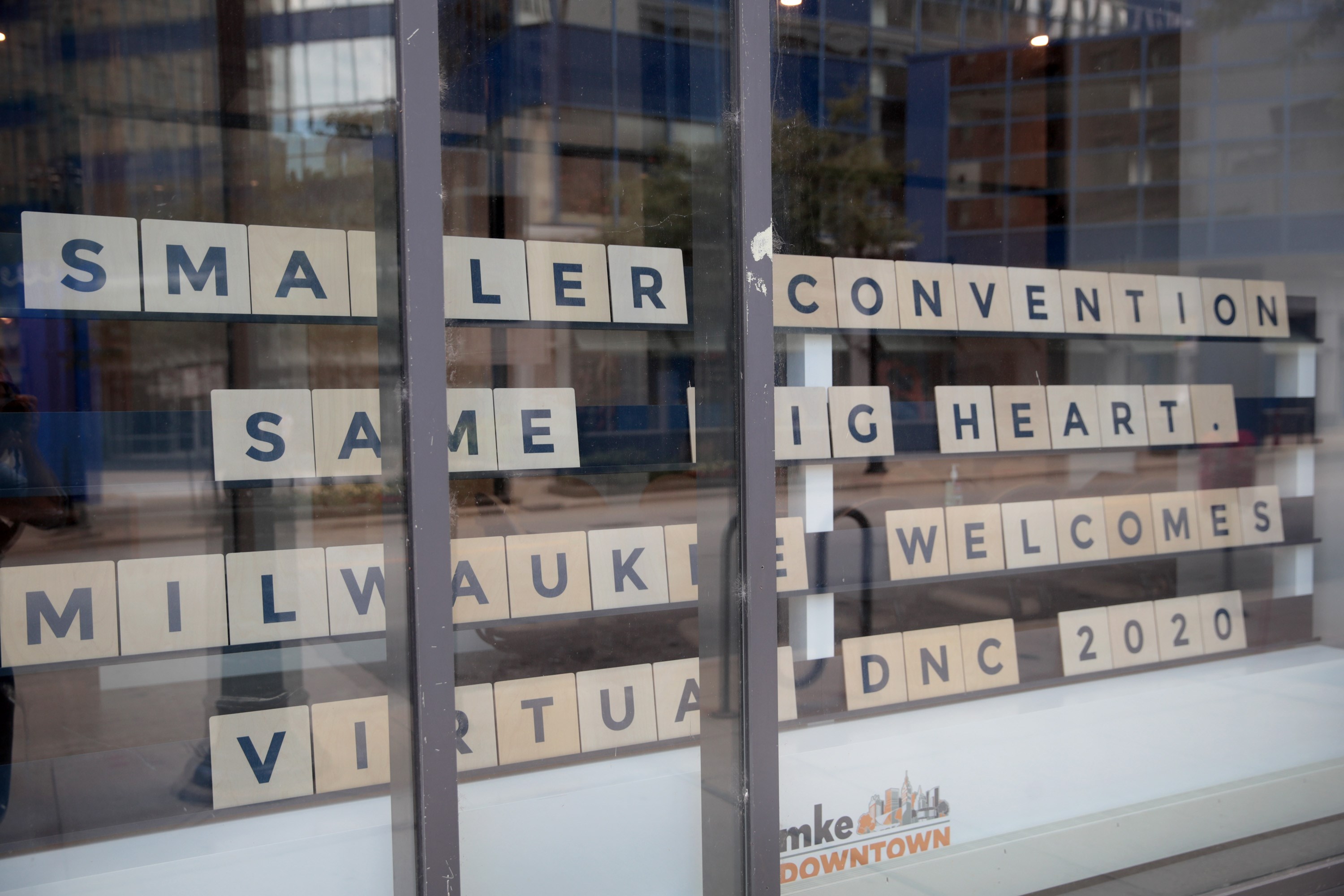 Pemilik toko di Wisconsin memasang pesan dukungan untuk konvensi Partai Demokrat.