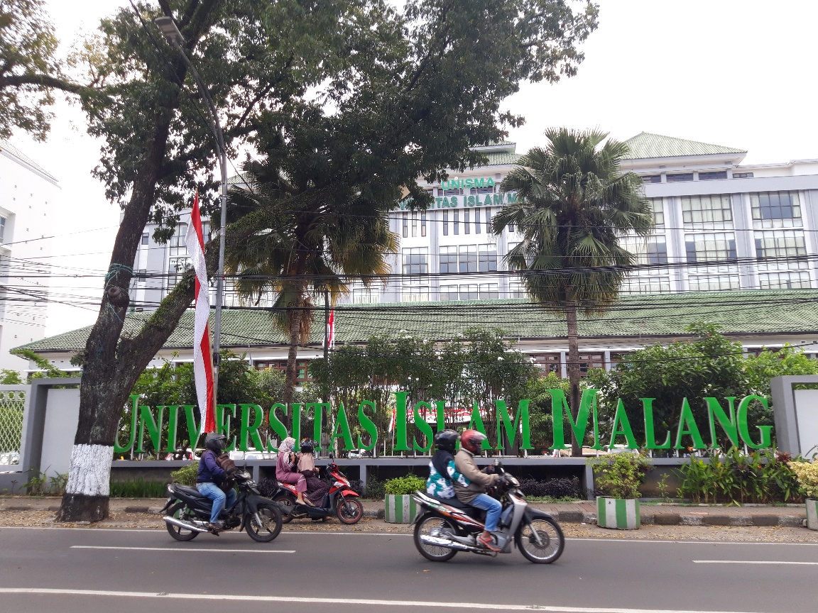 Mahasiswa Universitas Islam Malang (Unisma), Jawa Timur, melintas di depan kampus mereka.