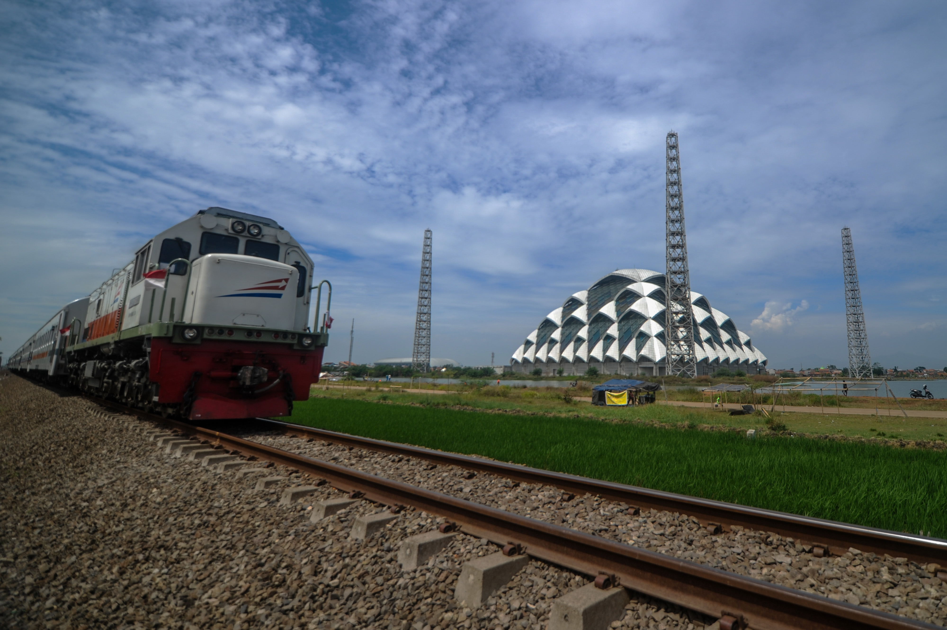 Kereta api melintas di dekat kawasan Gedebage, Bandung, Jawa Barat