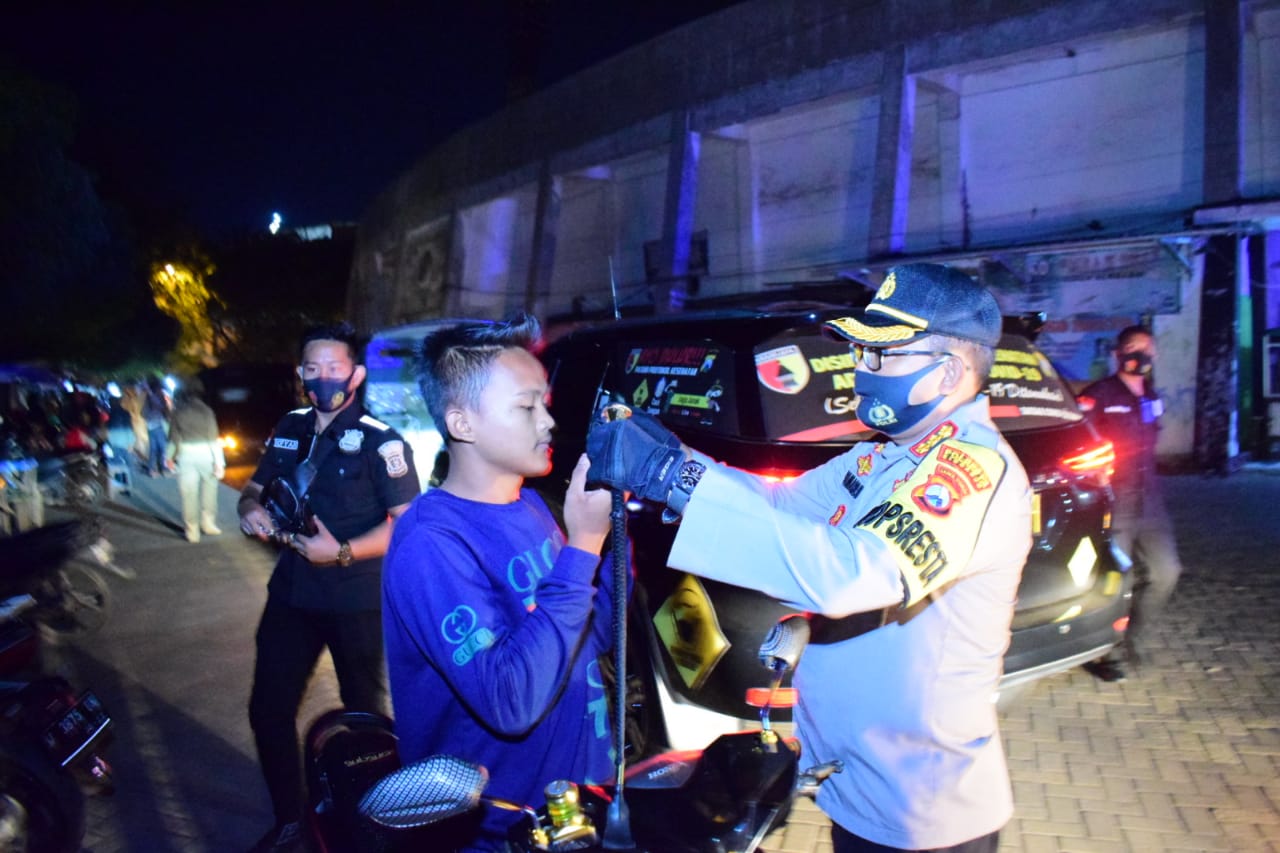 Kapolresta Sidoarjo Kombes Sumardji memimpin patroli gabungan pengawasan protokol Kesehatan. 
