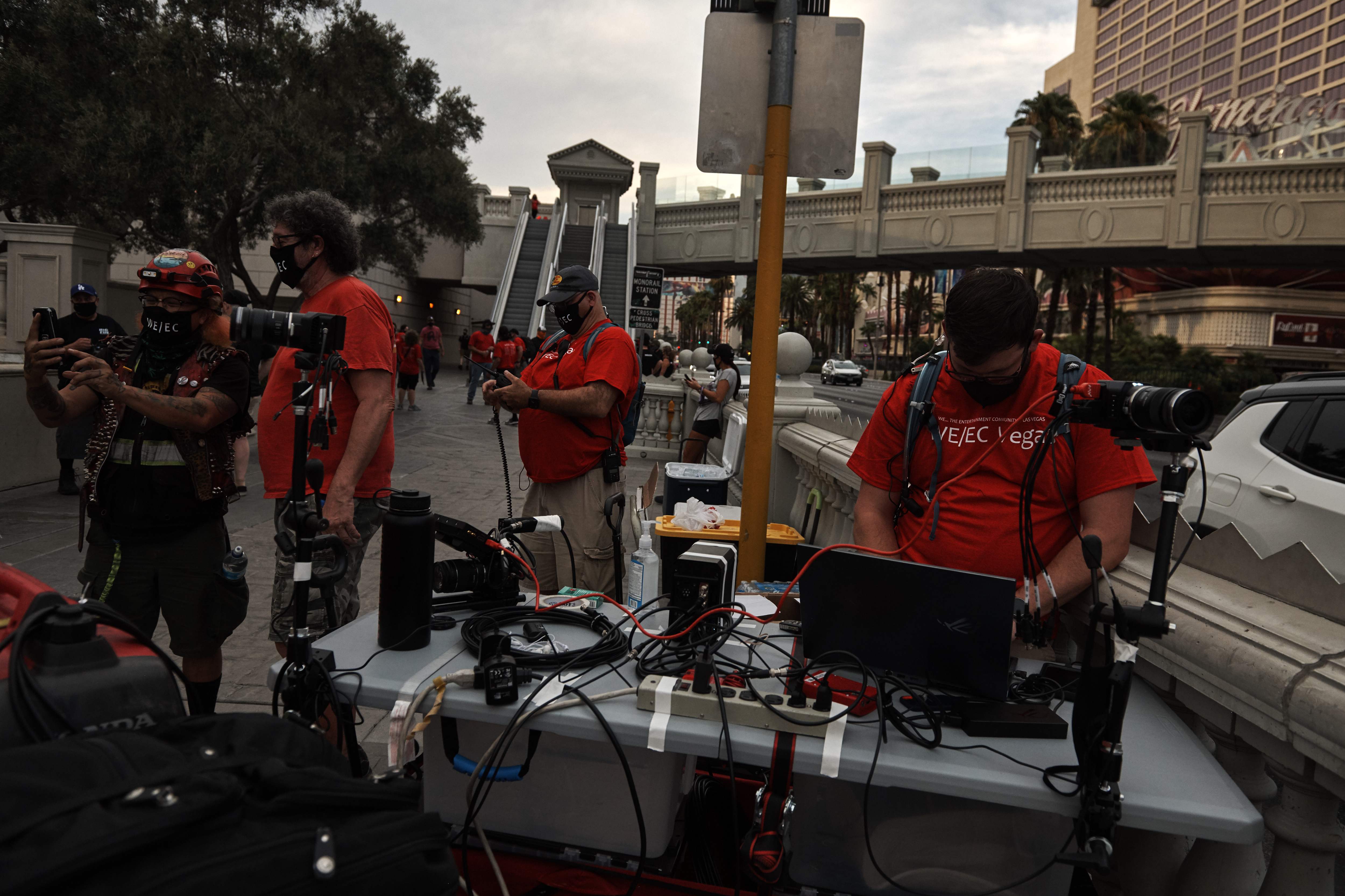Pekerja di industri acara dan hiburan menyiapkan siaran langsung saat mereka berkumpul di Las Vegas, Nevada (19/8/2020)
