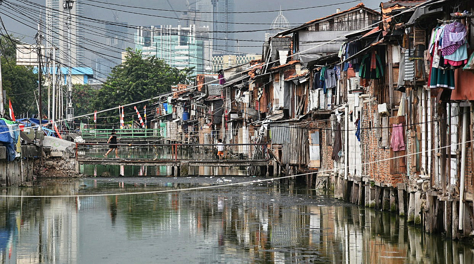 Permukiman padat penduduk Kampung Bakti di bantaran Kali Roxi, Kecamatan Gambir, Cideng, Jakarta Pusat