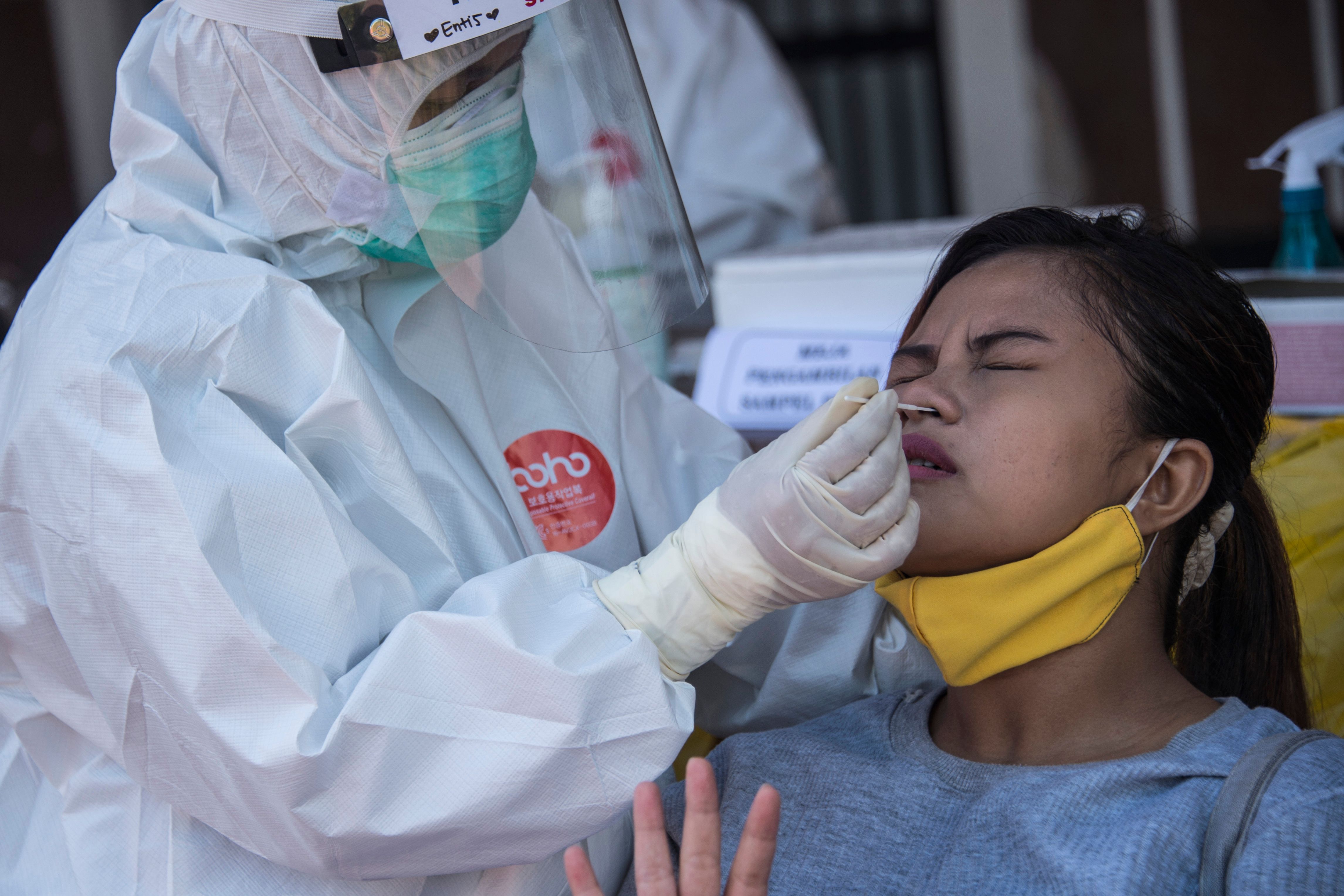 Petugas medis melakukan tes usap untuk mendeteksi Covid-19