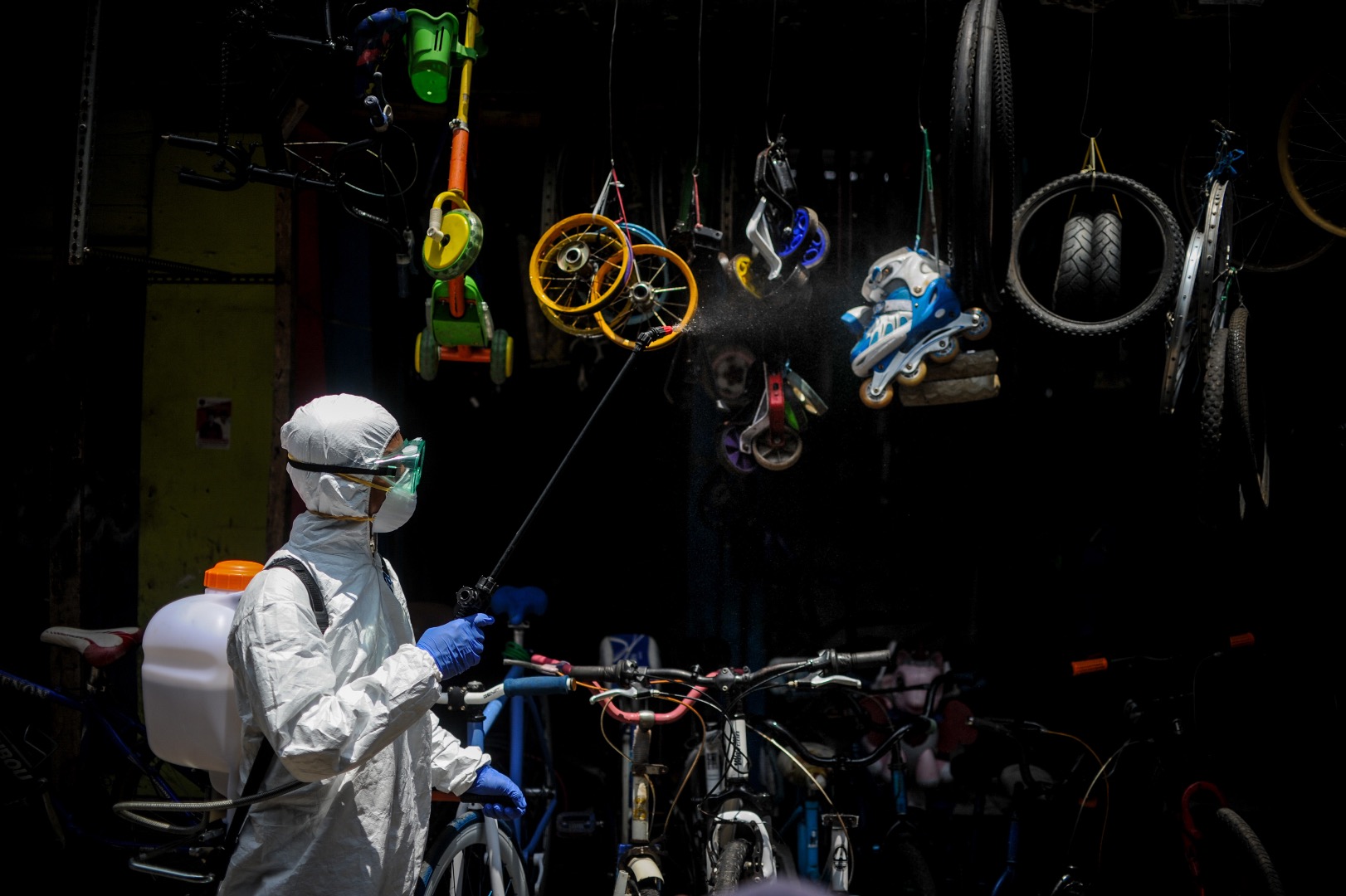 Petugas Dinas Pangan dan Pertanian Kota Cimahi menyemprotkan cairan disinfektan di sebuah kios di Pasar Citeureup, Cimahi, Jawa Barat.
