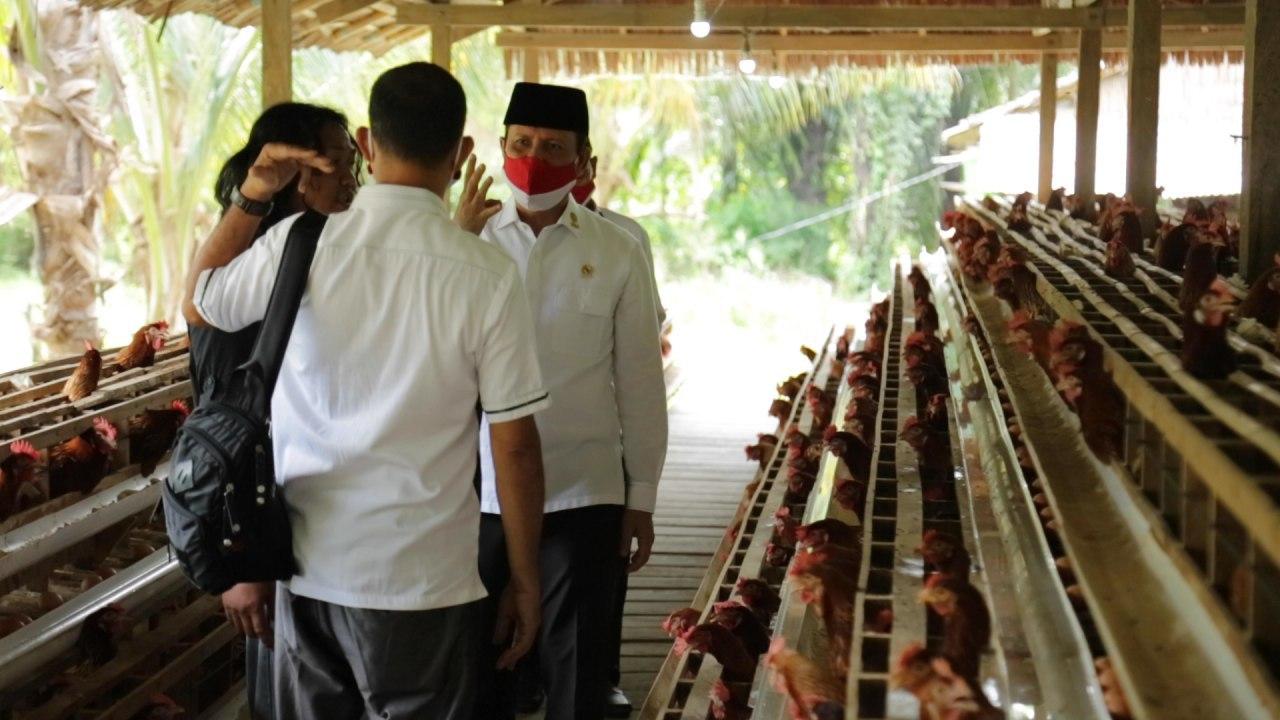 Kepala BNPT Komjen Pol Boy Rafli Amar mengunjungi lima mantan narapidana kasus terorisme di Desa Poso Pesisir, Tabalu, Poso, Sulteng.