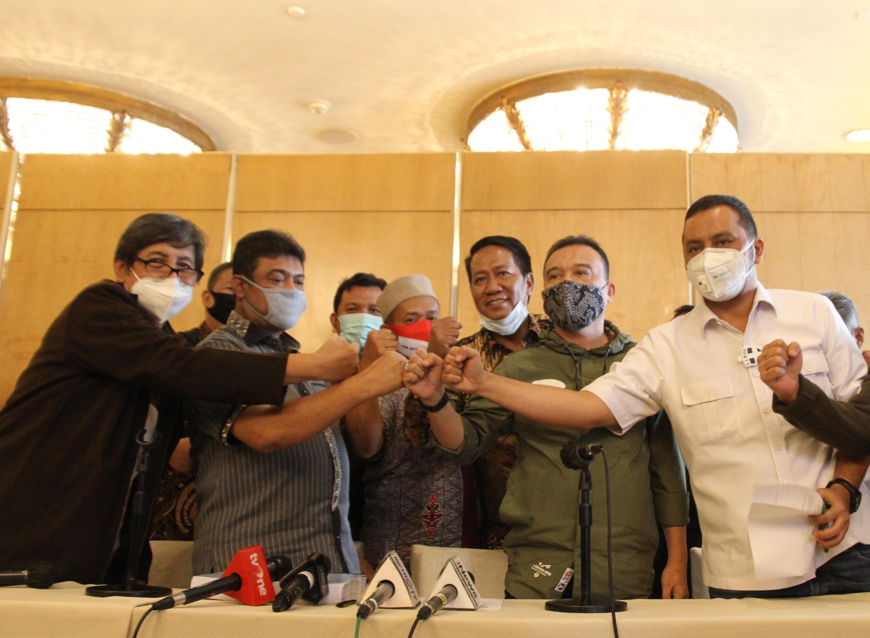 DPR dan anggota serikat buruh memberikan keterangan usai pembentukan tim perumus RUU Cipta Kerja.