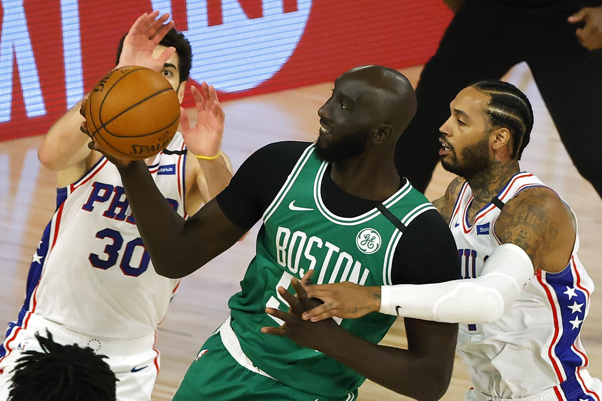 Laga gim kedua putaran pertama playoff NBA antara Boston Celtics dan Philadelphia 76ers.