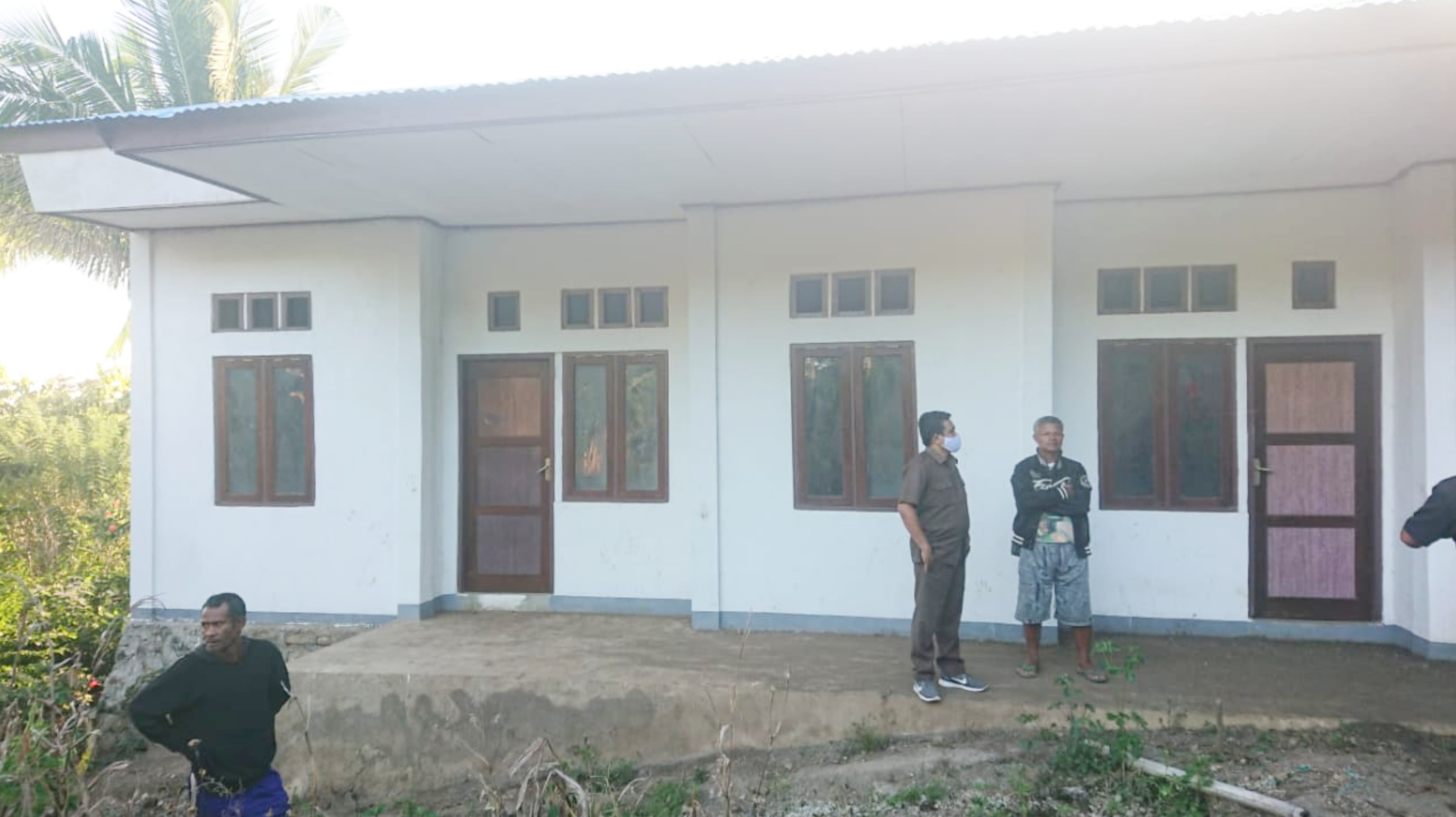 Poskesdes di Dusun Glak, Desa Hale, Kecamatan Mapitara Kabupaten Sikka tidak melayani kesehatan warga karena tidak ada fasilitas dan nakes. 