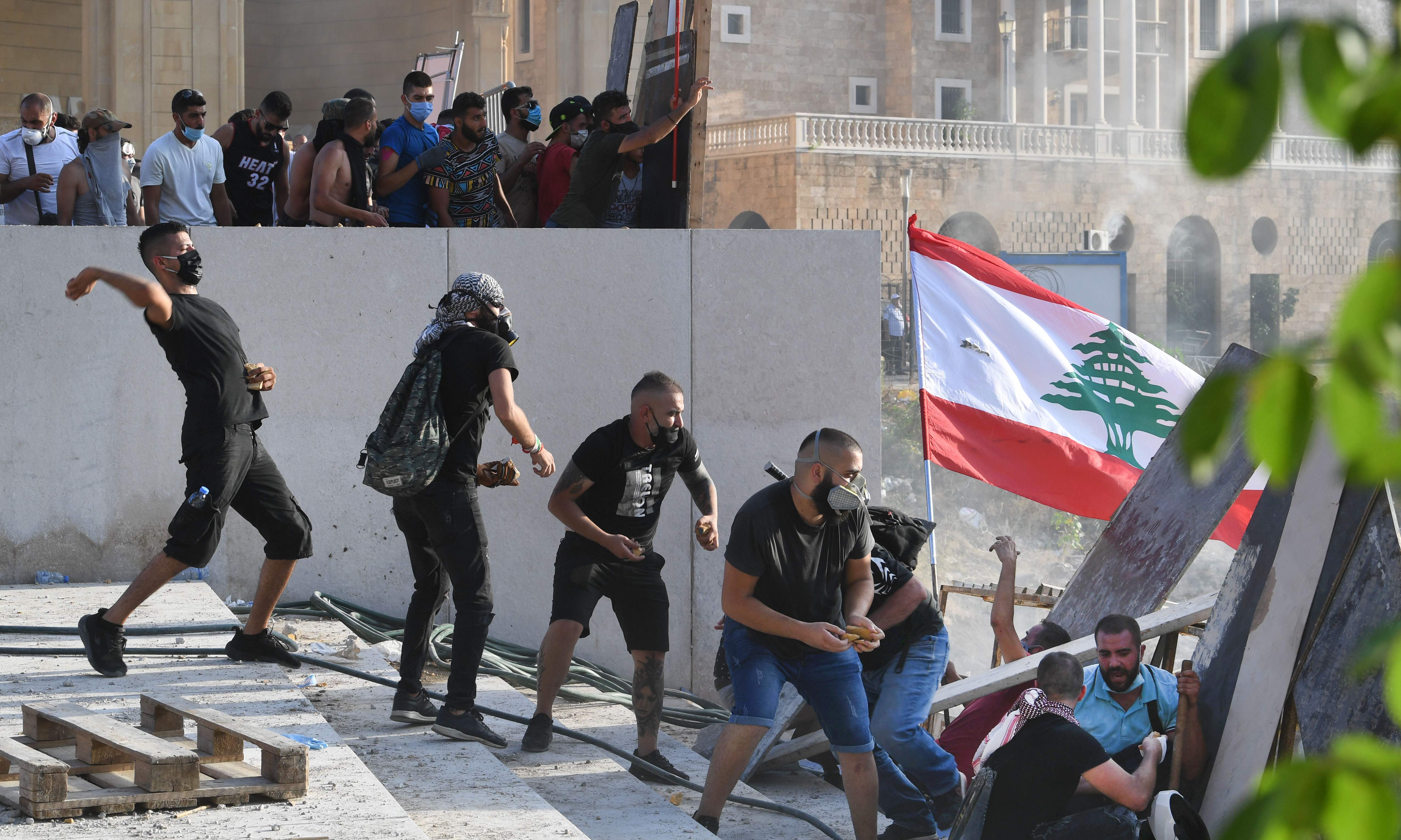 Demonstran Libanon terlibat bentrok dengan pasukan pemerintah di Beirut.