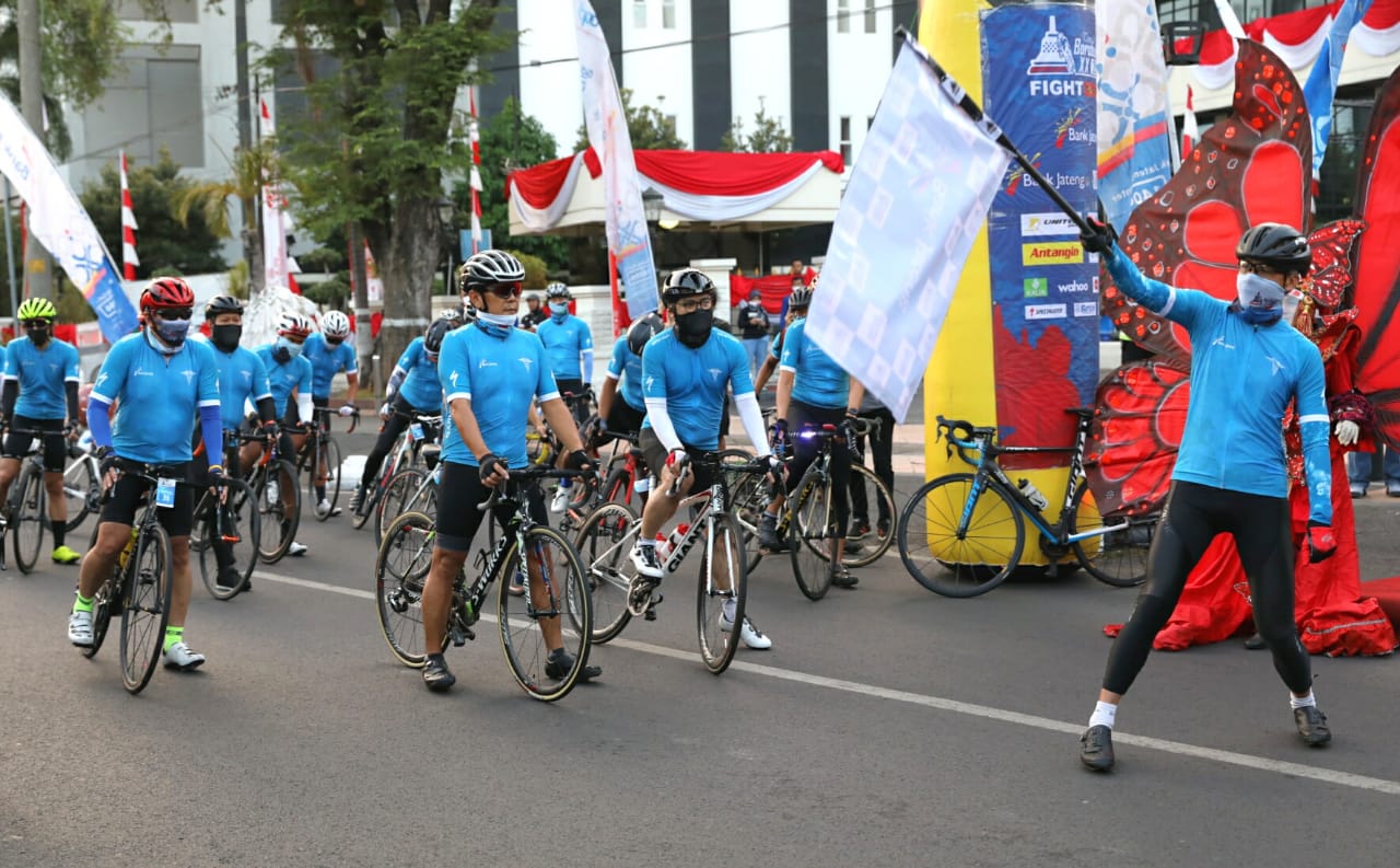 Gubernur Jawa Tengah Ganjar Pranowo lepas peserta tour de Borobudur yang merupakan dokter