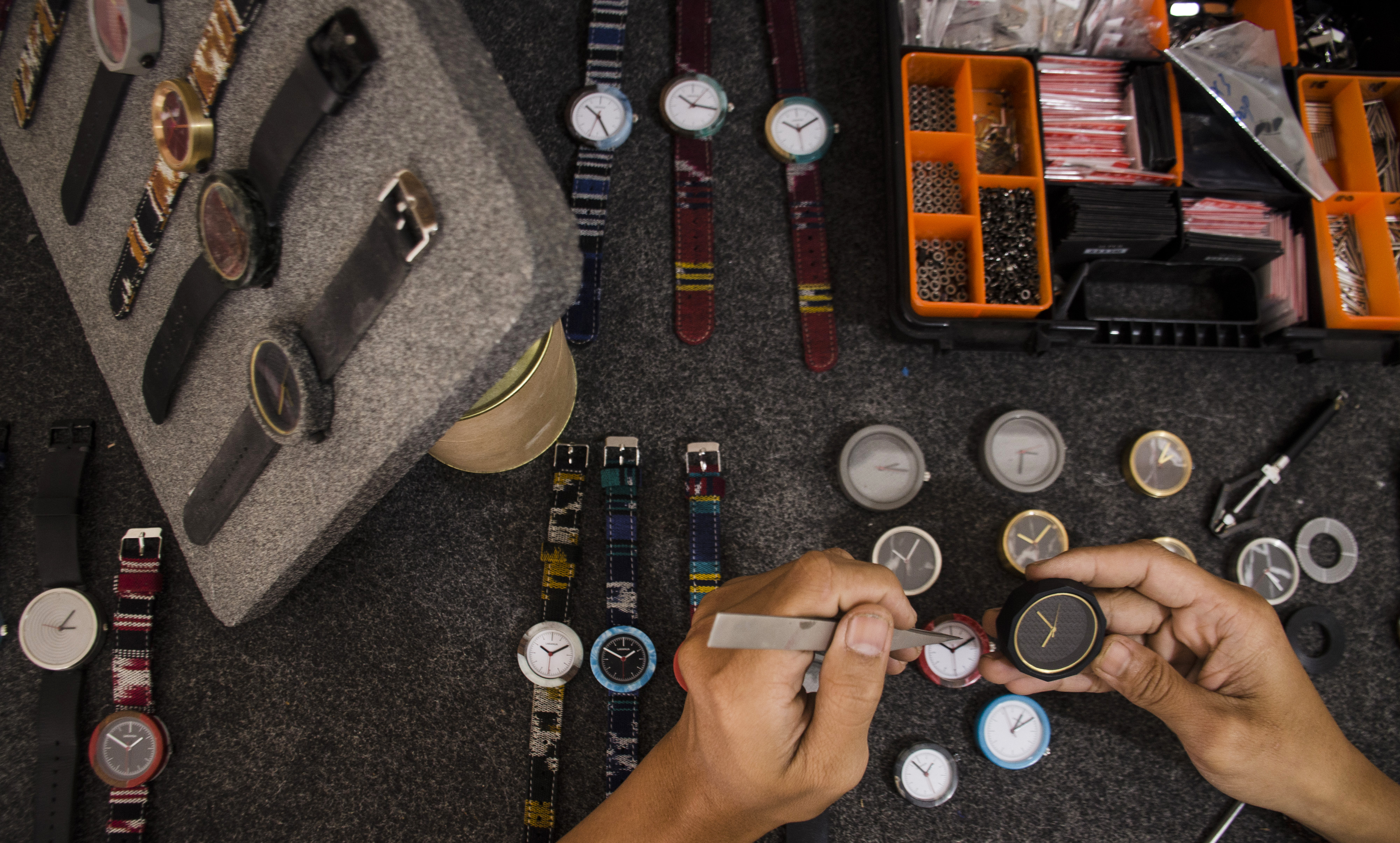 Produsen menyelesaikan pembuatan jam tangan dari semen di Workshop Lakanua, Bandung, Jawa Barat, Rabu (5/8/2020)