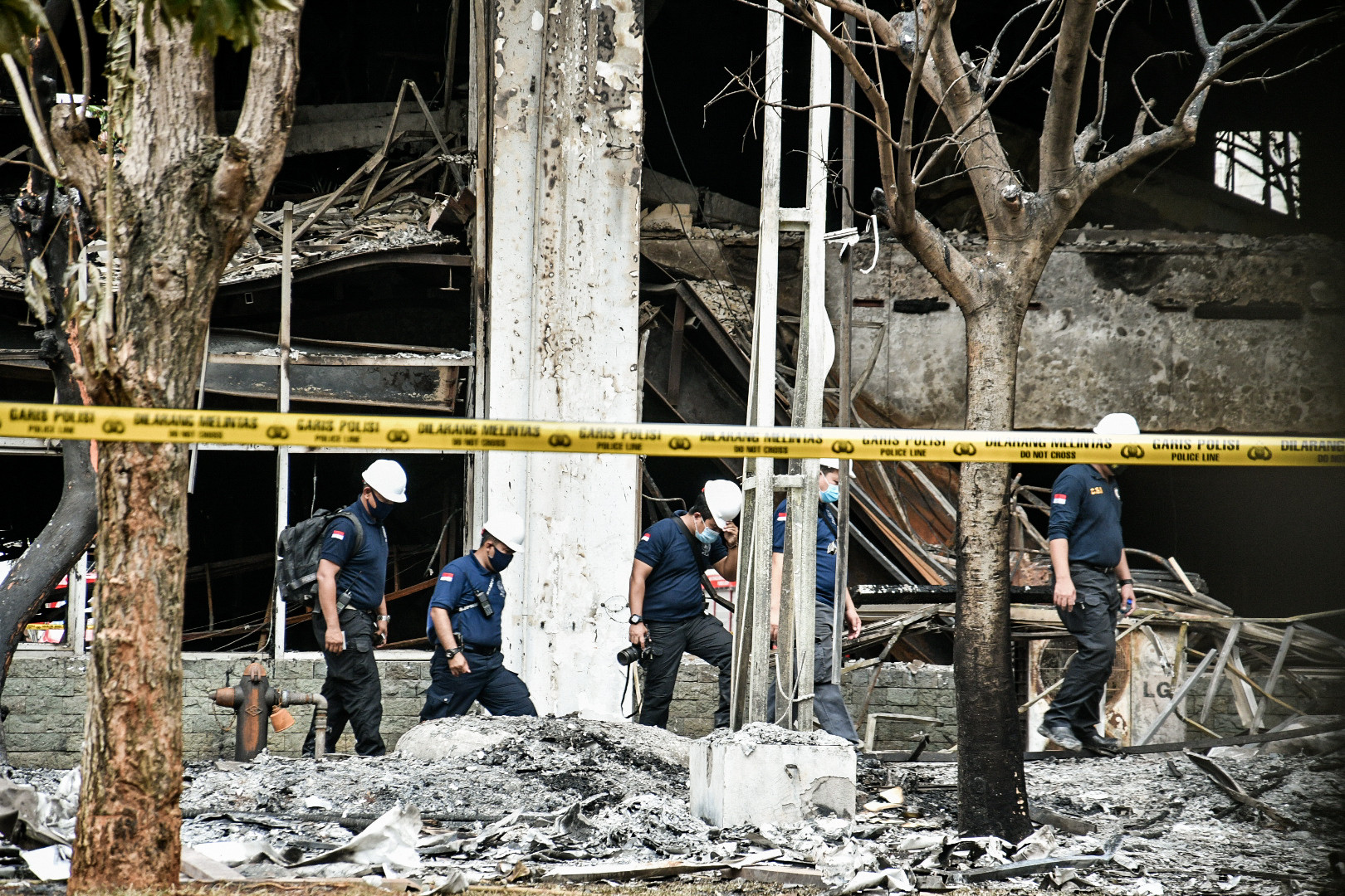 Petugas melakukan olah TKP gedung utama Kejagung yang terbakar.