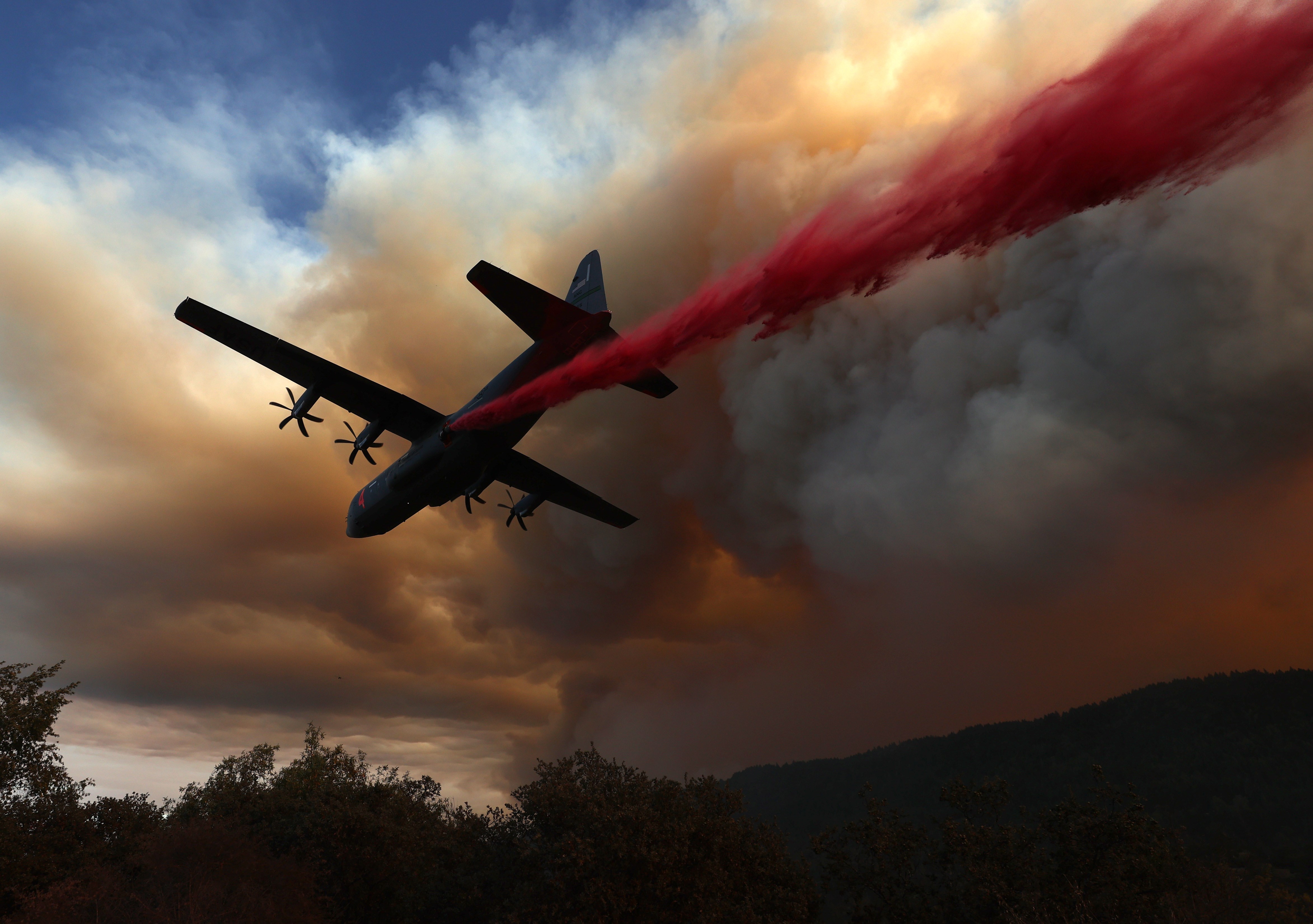 Pesawat C-130 yang dilengkapi Modular Airborne Fire Fighting Systems dikerahkan untuk memadamkan api di California