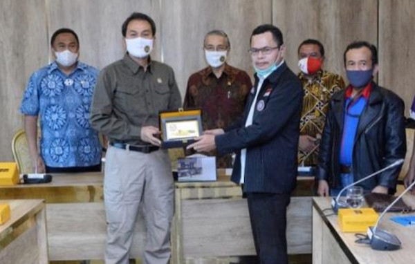 Perwakilan Serikat Pekerja bertemu Wakil Ketua DPR Azis Syamsuddin membahas RUU Cipta Kerja di Gedung Nusantara, Senayan, Jakarta.   