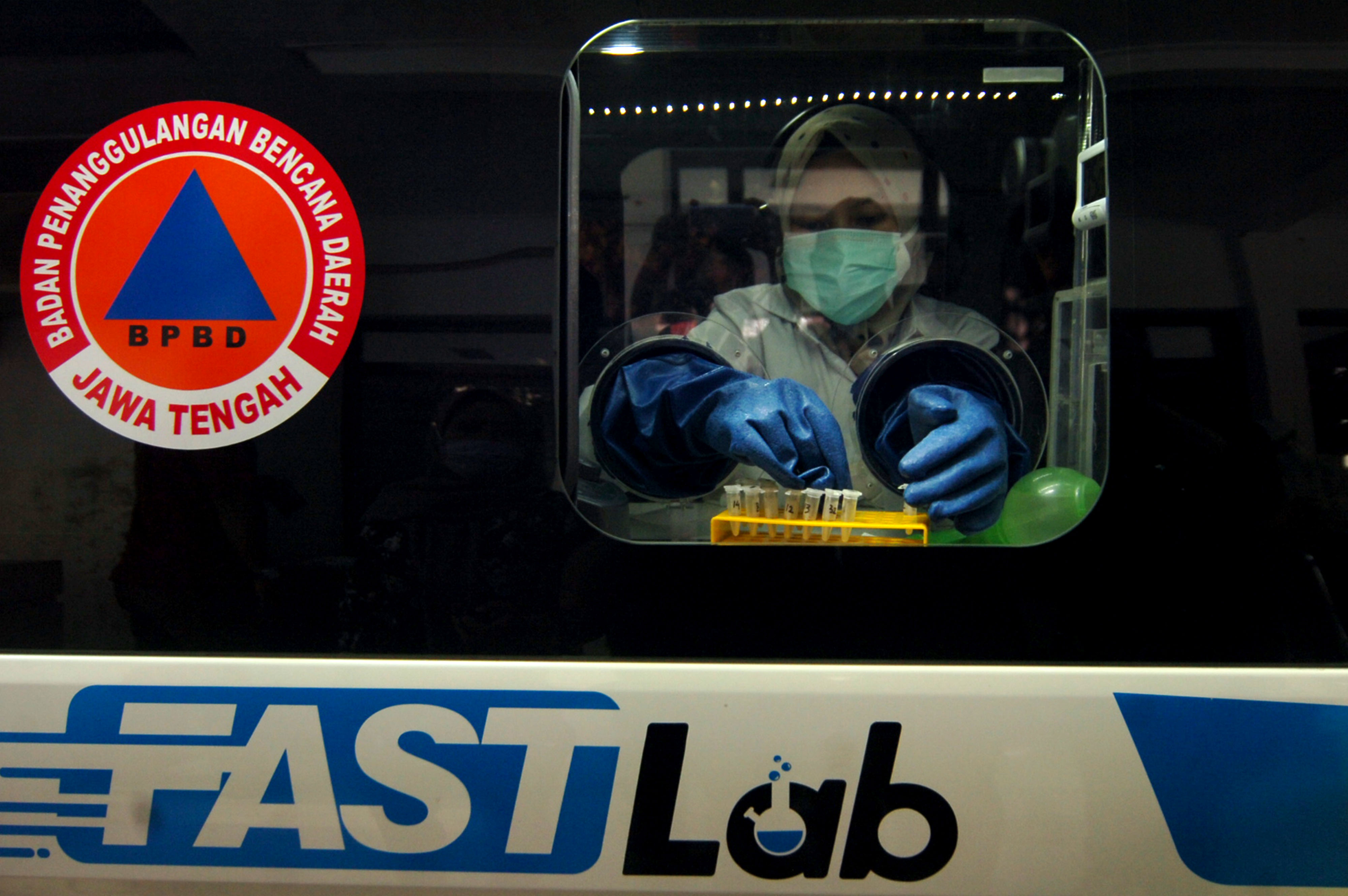  Tim Gugus Tugas Percepatan dan Pencegahan COVID-19 memeriksa sampel Aparatur Sipil Negara (ASN) saat tes usap (swab test) massal.