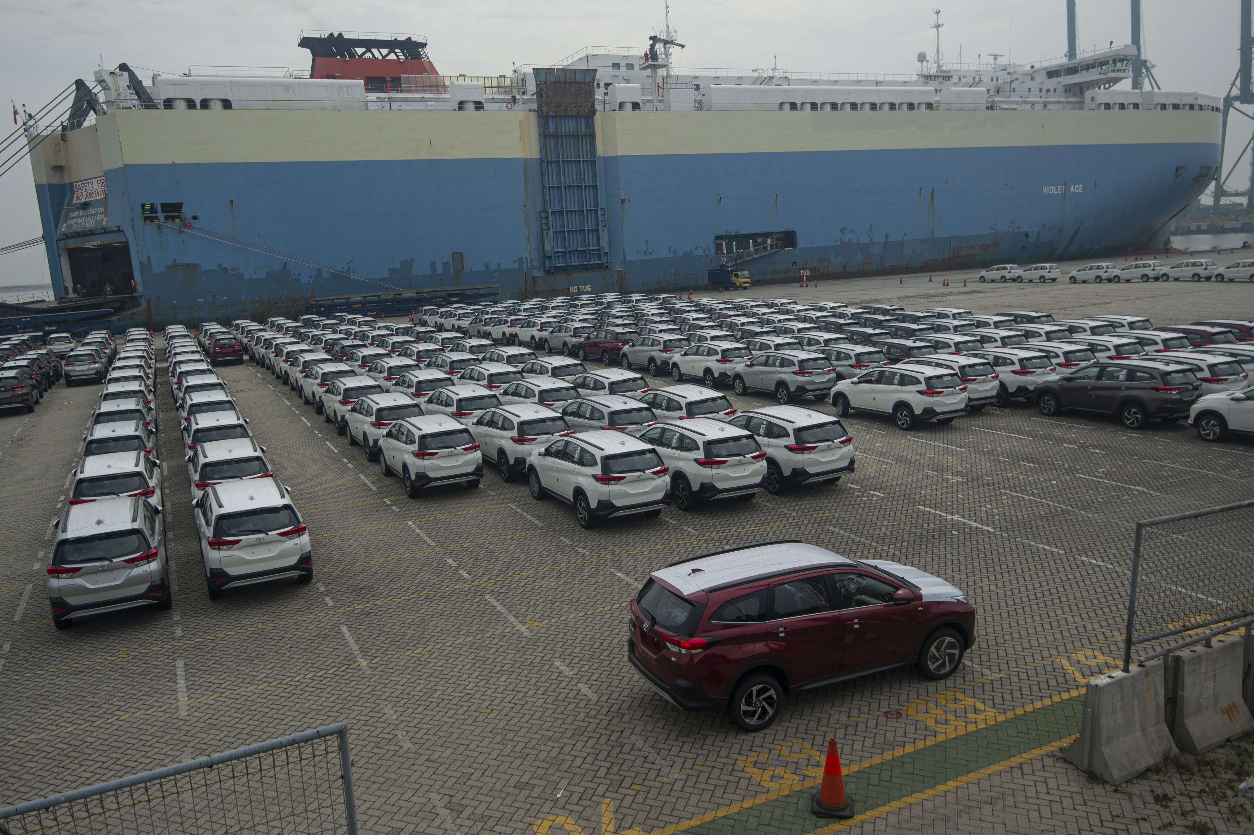 Sejumlah mobil terparkir saat akan diekspor di dermaga IPC Car Terminal, Pelabuhan Tanjung Priok, Jakarta, Selasa (4/8).