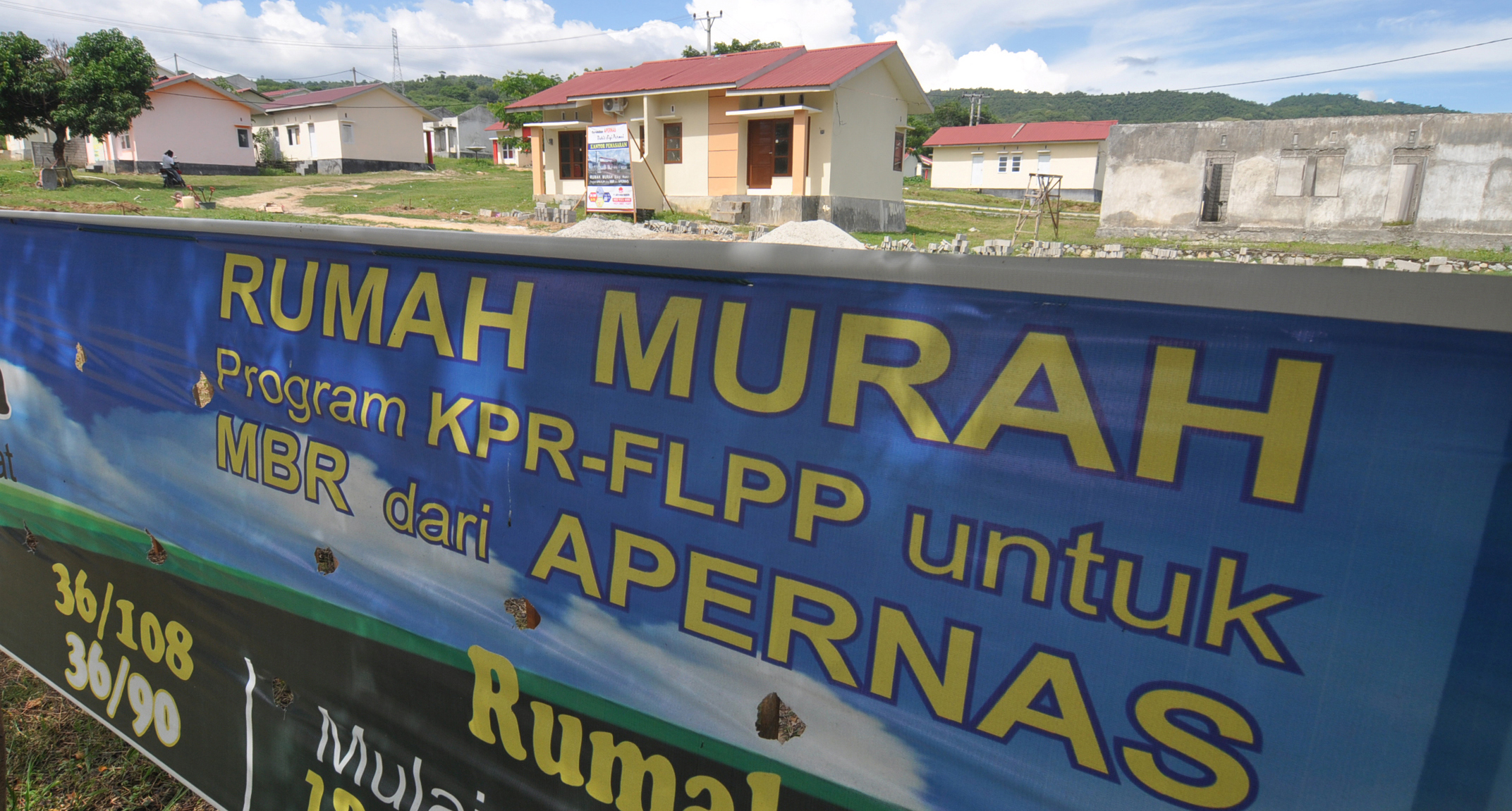 Ilustrasi  Spanduk promosi terpasang di lokasi penjualan rumah murah program kredit pemilikan rumah  