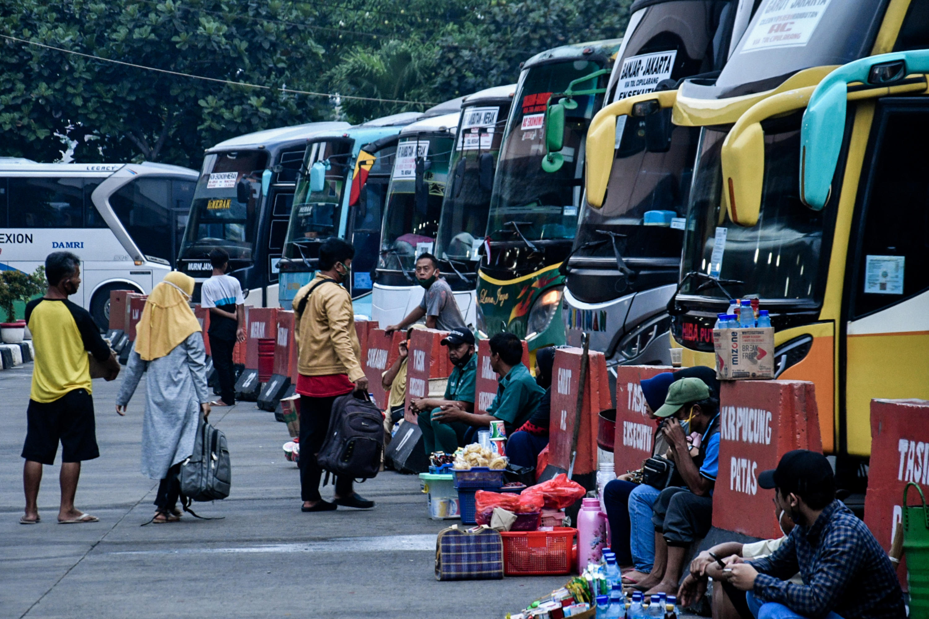 Suasana arus mudik Iduladha di Terminal Kampung Rambutan, Kamis (30/7)