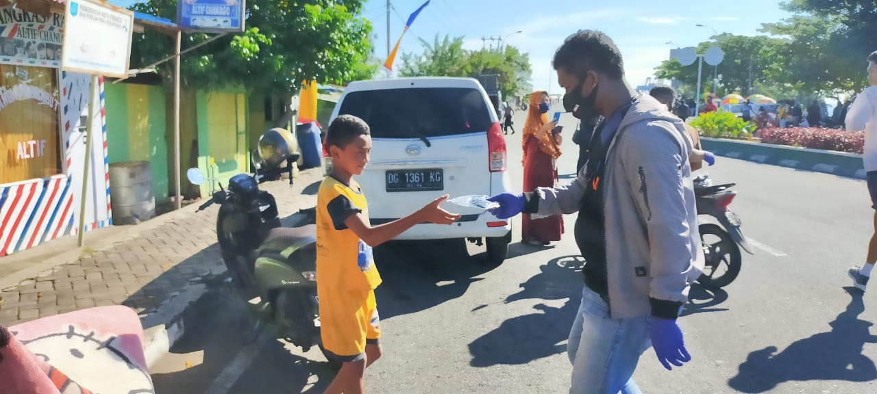 pembagian masker untuk warga di Kota Ternate, Minggu (23/8/2020)
