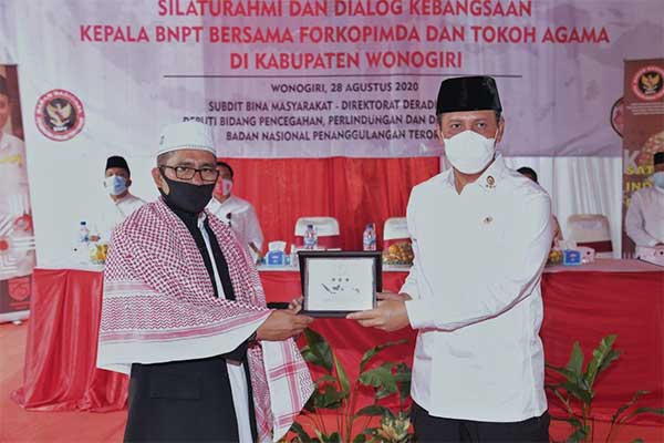 Kepala BNPT Boy Rafli Amar (kanan) berfoto bersama pimpinan Pondok Pesantren Al Ihyaul Quran, Ustaz Adriansyah