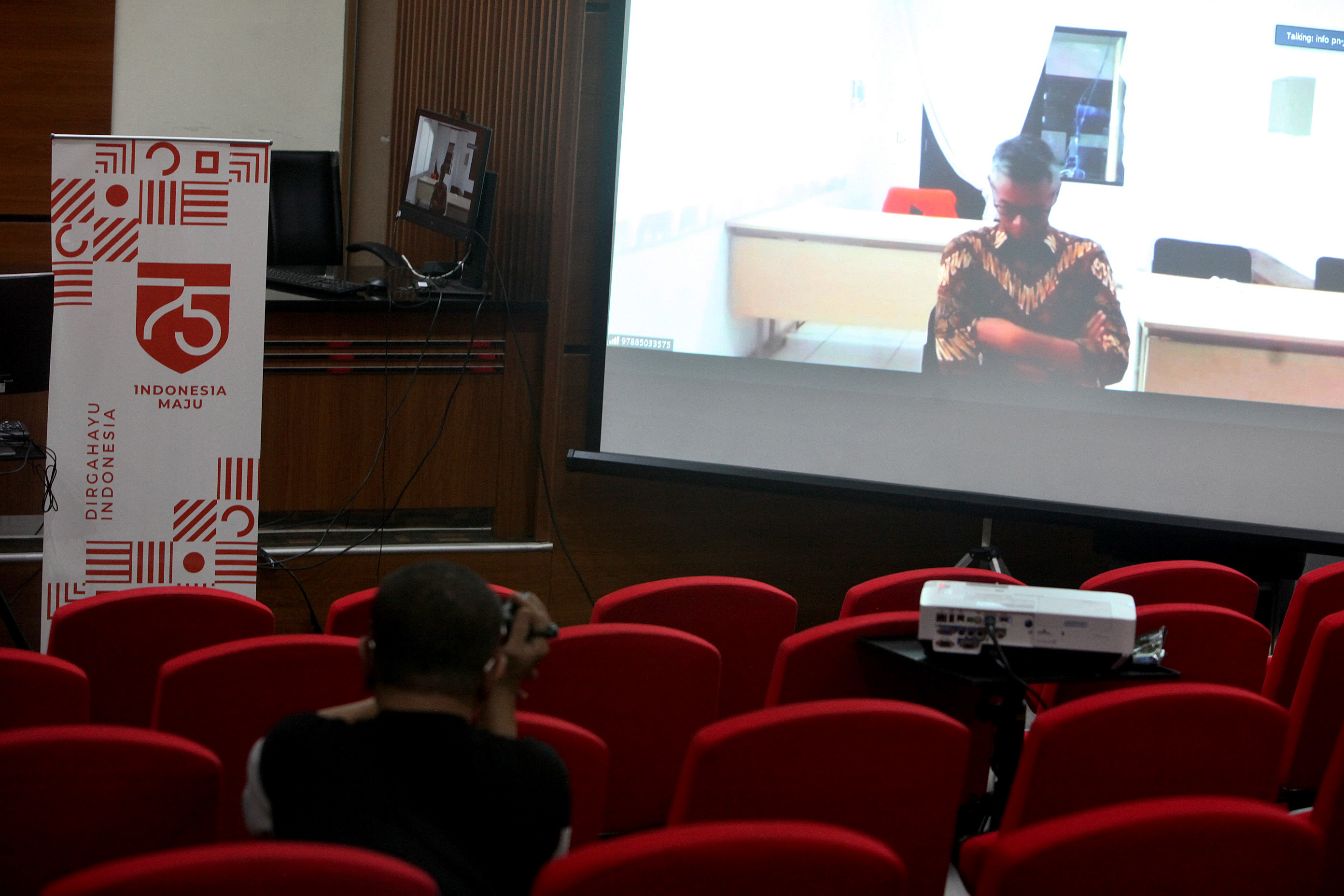  mantan Komisioner Komisi Pemilihan Umum (KPU) Wahyu Setiawan mendengarkan pembacaan vonis