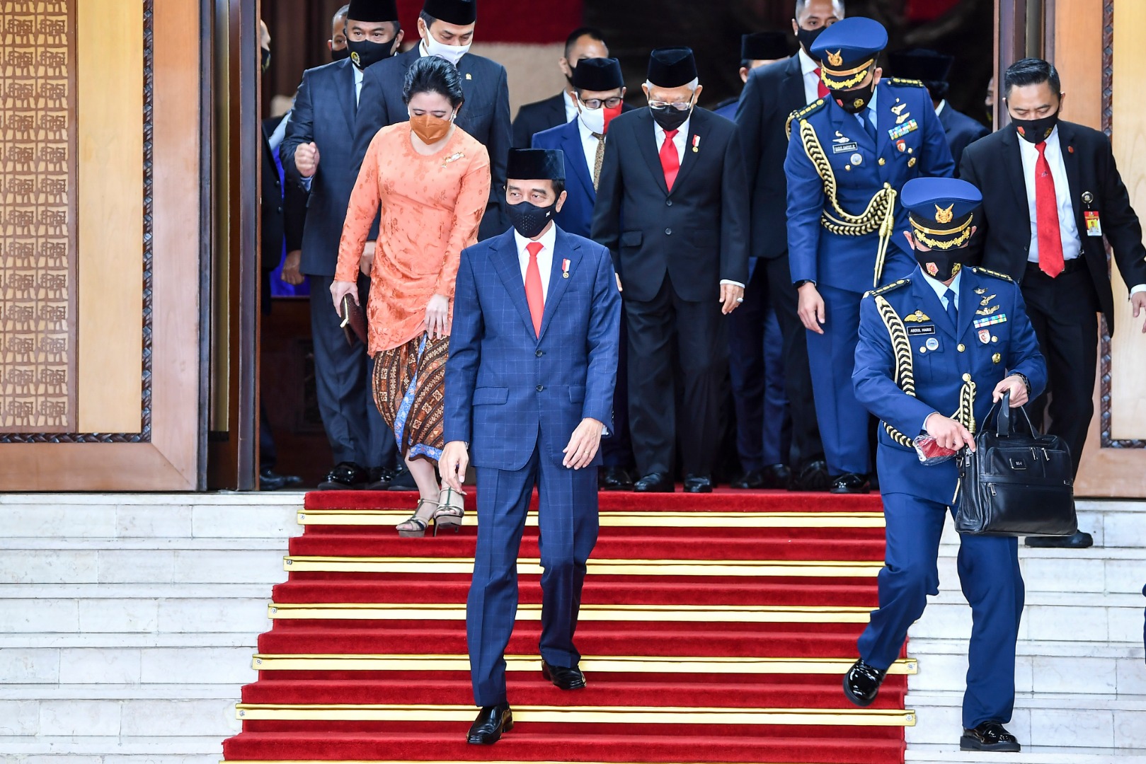 Presiden Joko Widodo (tengah)