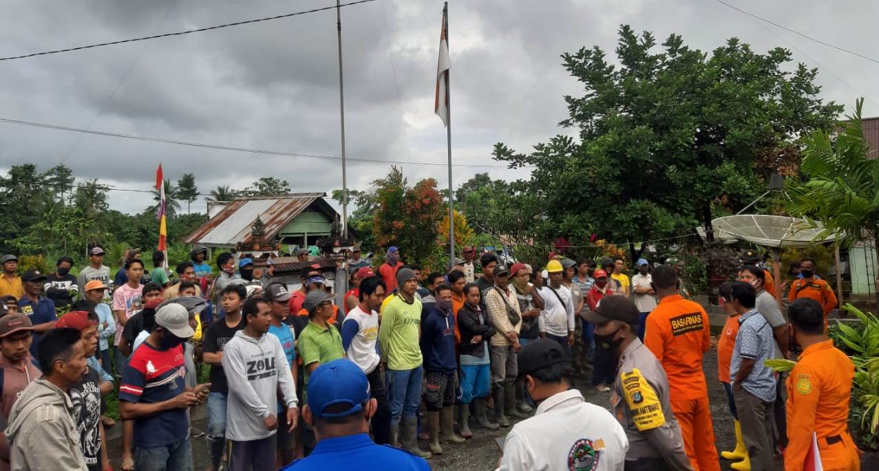 Tim SAR Luwuk bersama masyarakat mencari satu keluarga yang hanyut di Sungai Singkoyo, Desa Mekar Kencana, Kec Toili, Luwuk, Sulteng.