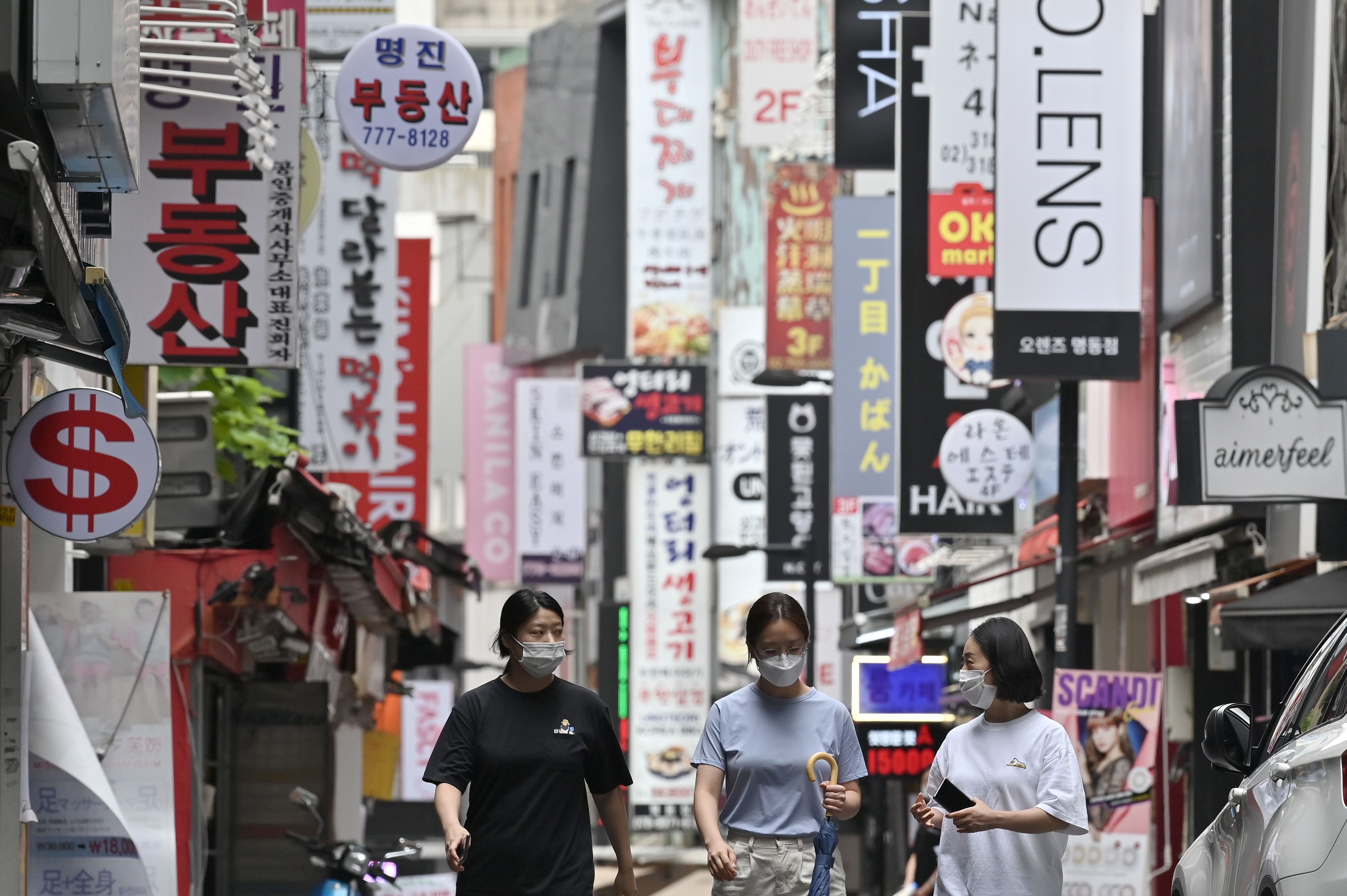 Warga berjalan-jalan di pusat perbelanjaan Myeongdong, Seoul dengan memakai masker (27/8/2020)