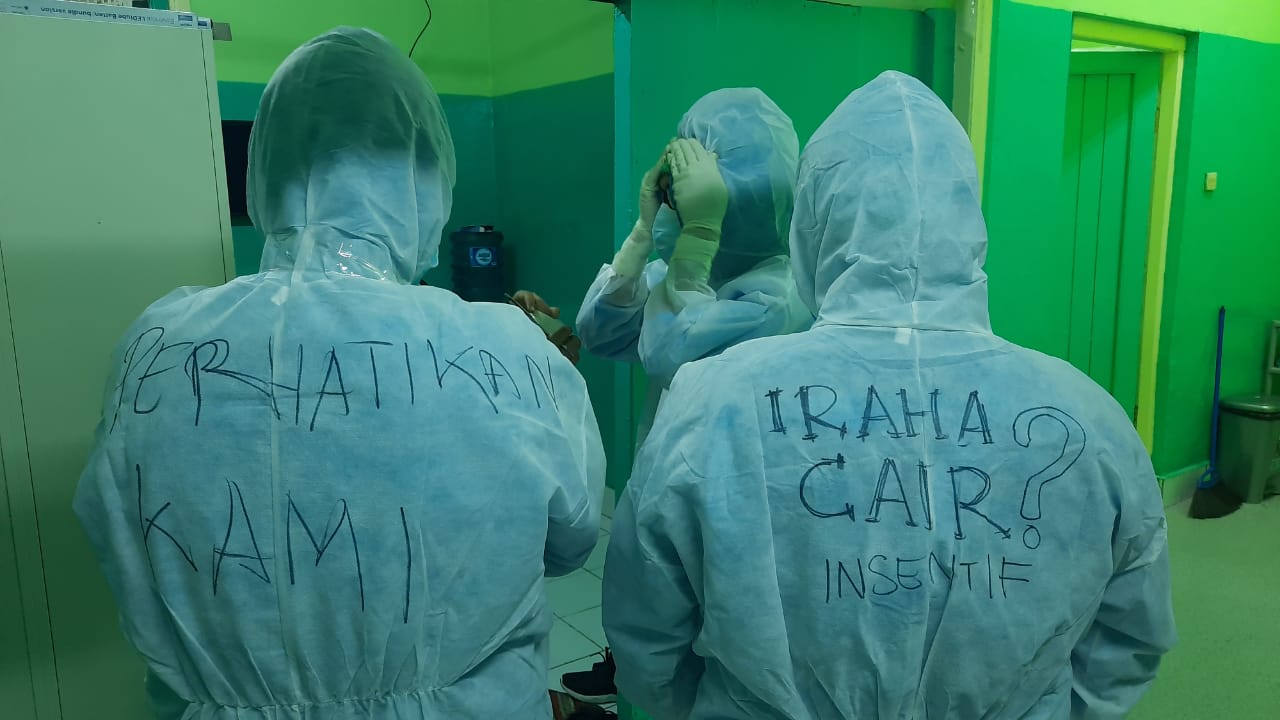 APD petugas pemulasan jenazah Covid-19 di Tasikmalaya tertulis protes karena tidak ada upah tambahan, sementara nakes dapat.