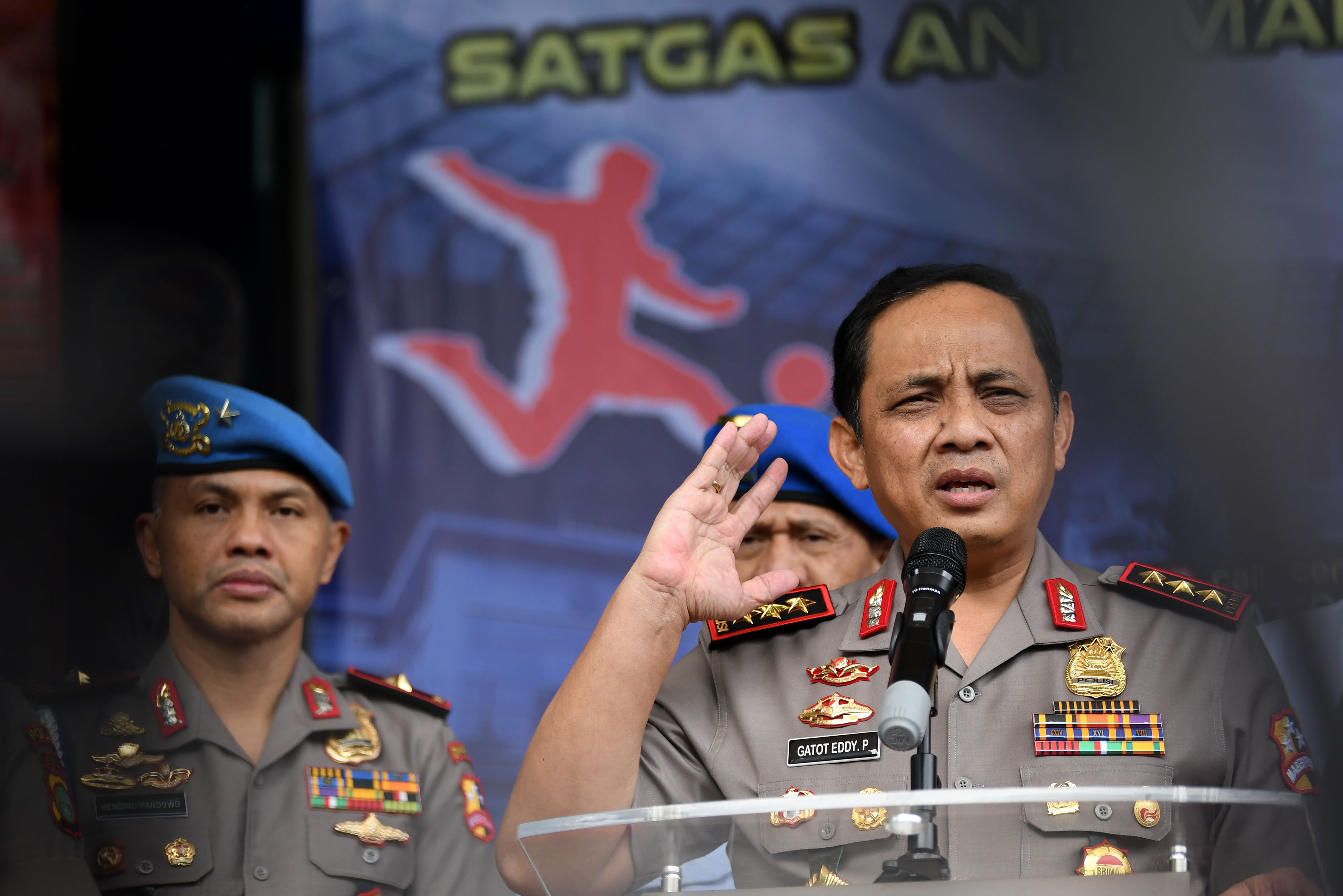 Wakapolri Komjen Gatot Eddy Pramono (kanan)