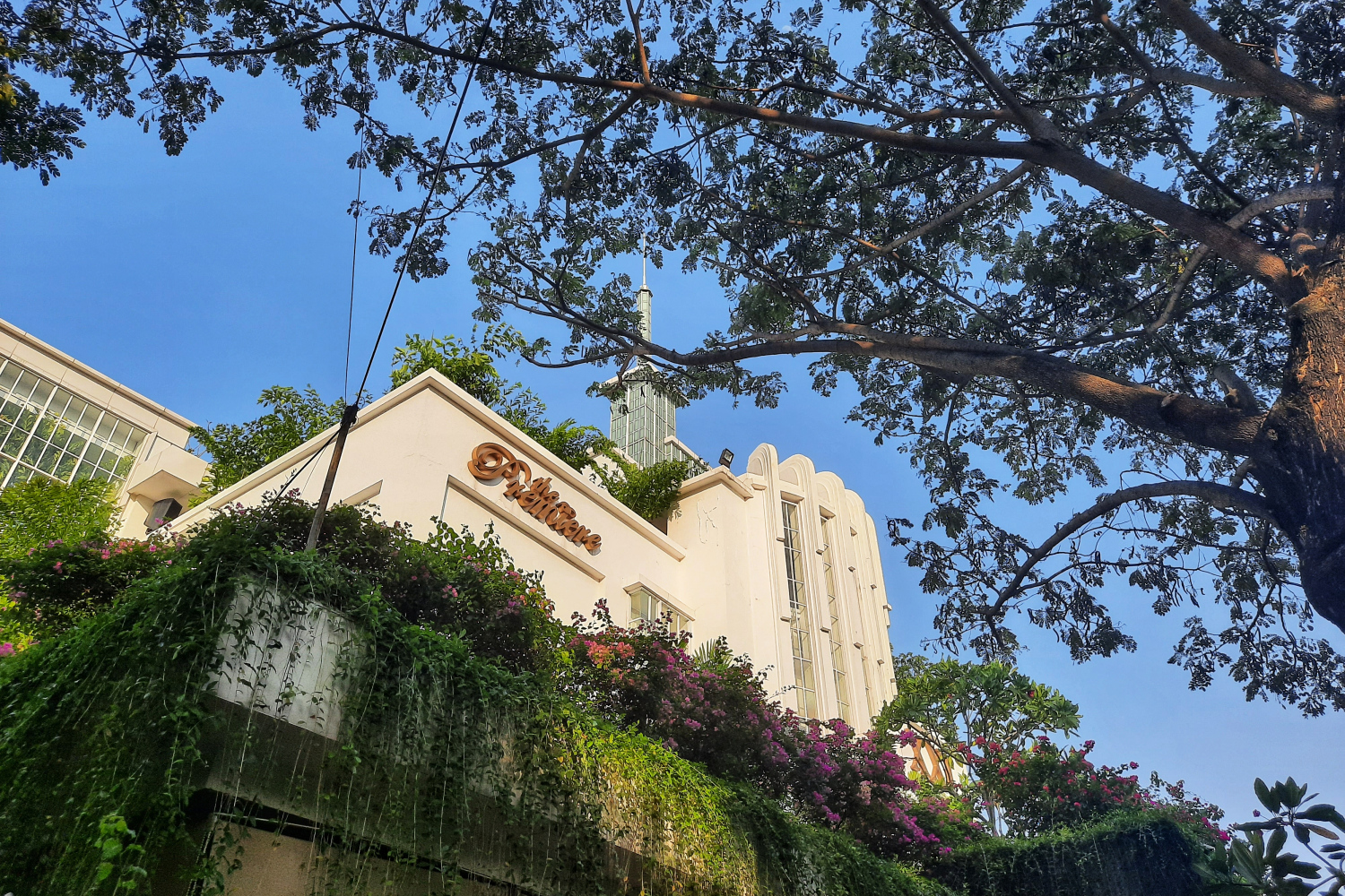 Warga melintas di depan gedung bioskop The Premiere Metropole XXI Megaria di Jakarta Pusat
