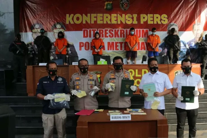 Kapolda Metro Jaya, Irjen Pol Nana Sudjana (tengah) memperlihatkan barang bukti kasus pembunuhan berencana dalam ekspos kasus di Mako Polda 