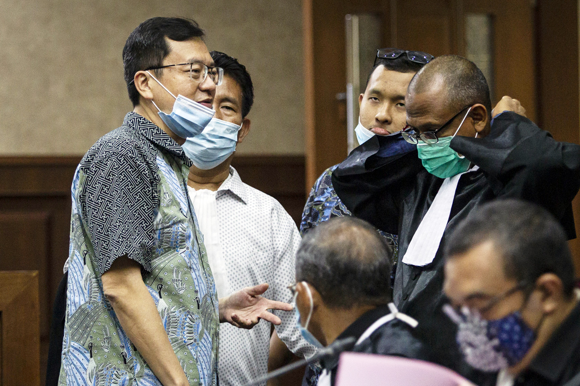  Terdakwa kasus dugaan korupsi pengelolaan keuangan dan dana investasi PT Asuransi Jiwasraya Benny Tjokrosaputro (kiri).