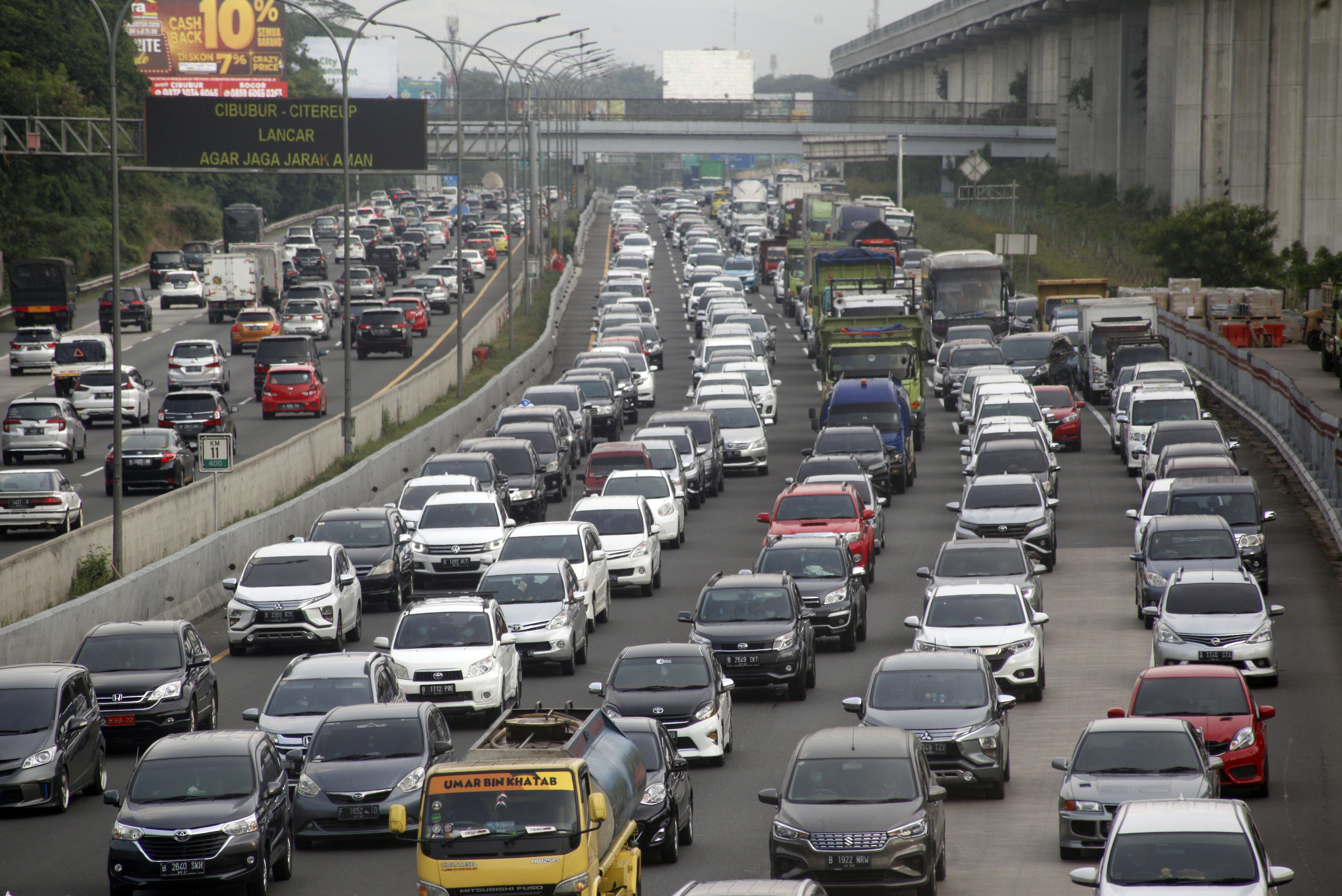 Kemacetan di jalan tol  Tol Jagorawi, Cibubur, Jakarta
