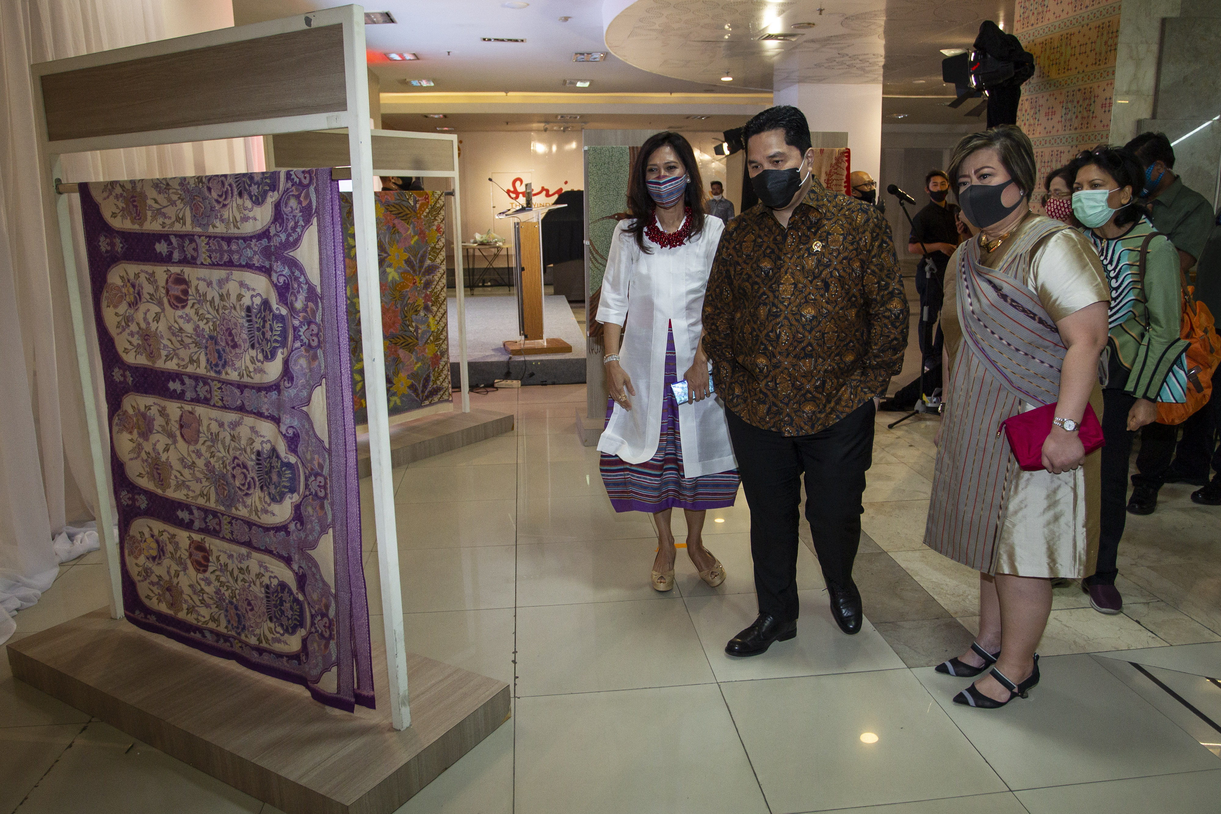 Menteri BUMN Erick Thohir (tengah) bersama Direktur Utama Sarinah Fetty Kwartati (kanan) dan Komisaris Utama Sarinah Trisni Puspitaningtyas.