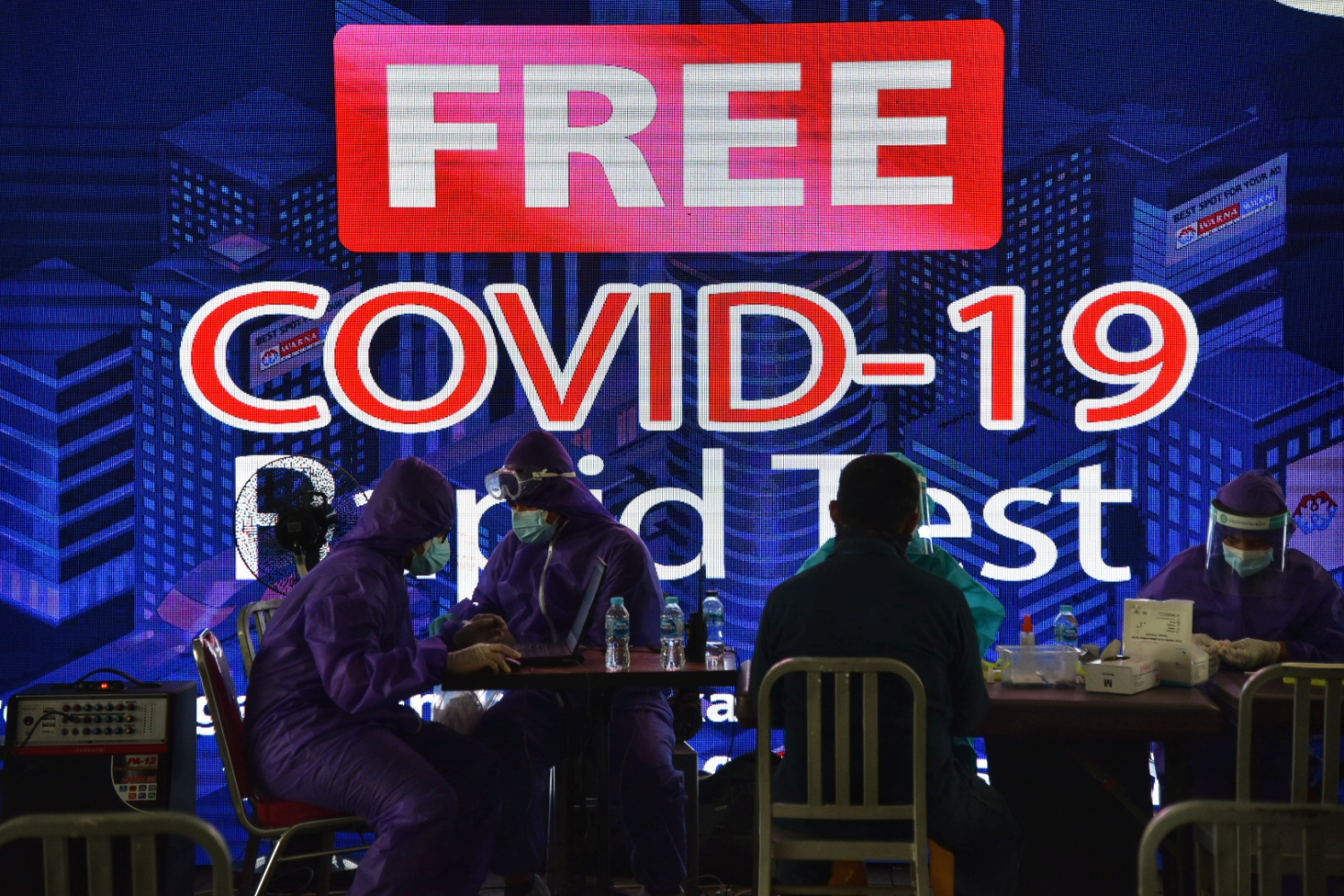 Pemprov DKI Jakarta gencar melakukan tes massal Covid-19, namun tidak dengan daerah penyangganya.