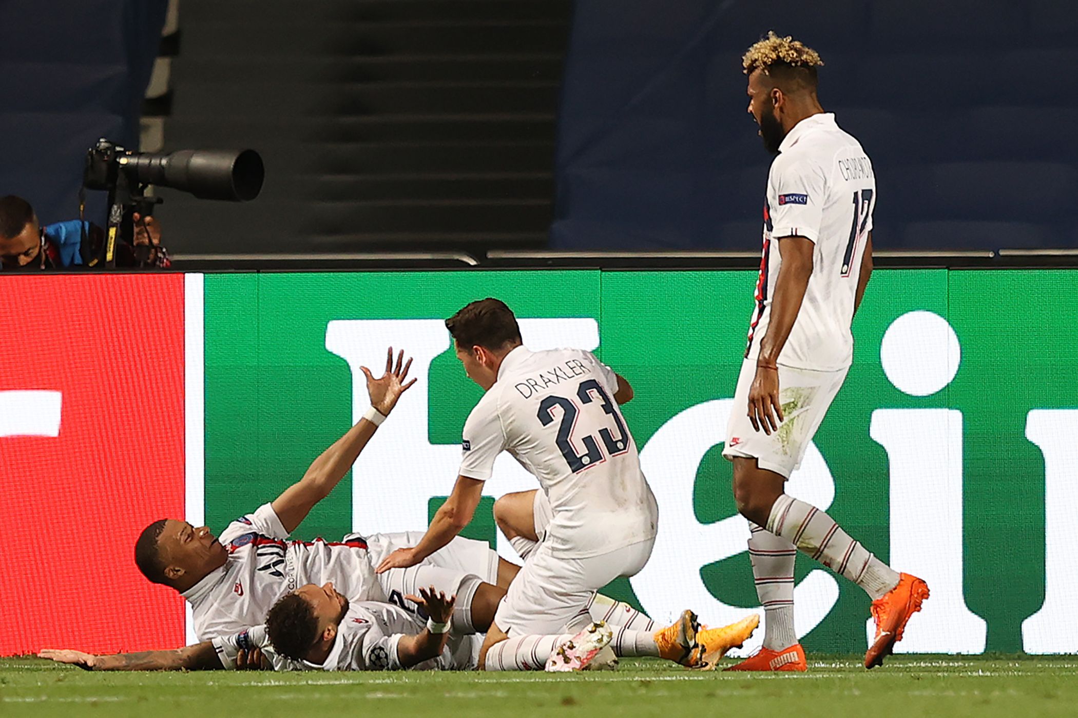 Pemain PSG meluapkan kegembiraan setelah menyingkirkan Atalanta di perempat final Liga Champions, Kamis (13/8) dengan kemenangan 2-1. 
