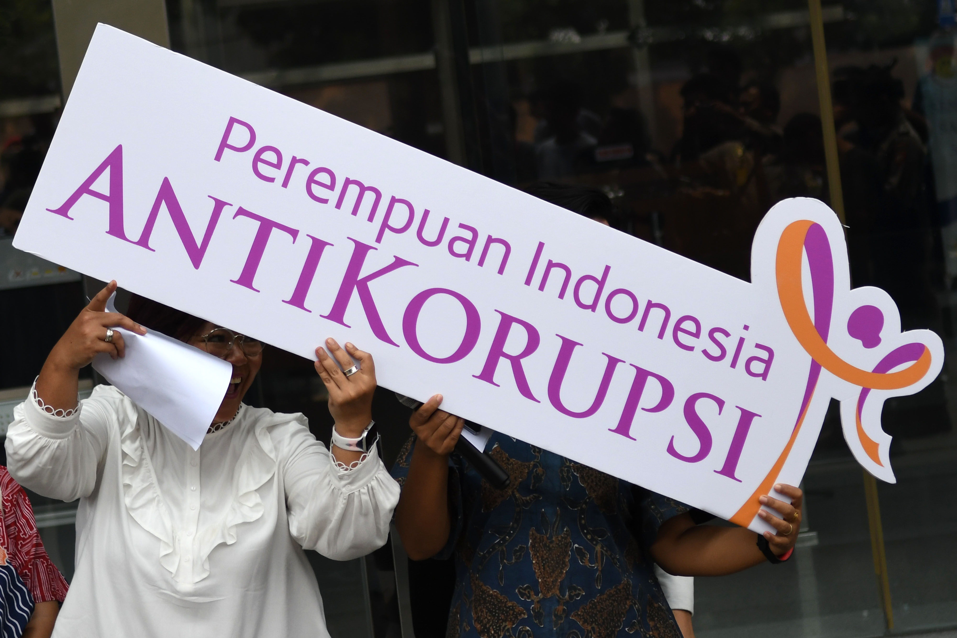Sejumlah aktivis Perempuan Indonesia Antikorupsi (PIA) melakukan unjuk rasa damai di depan Komisi Pemberantasan Korupsi (KPK)