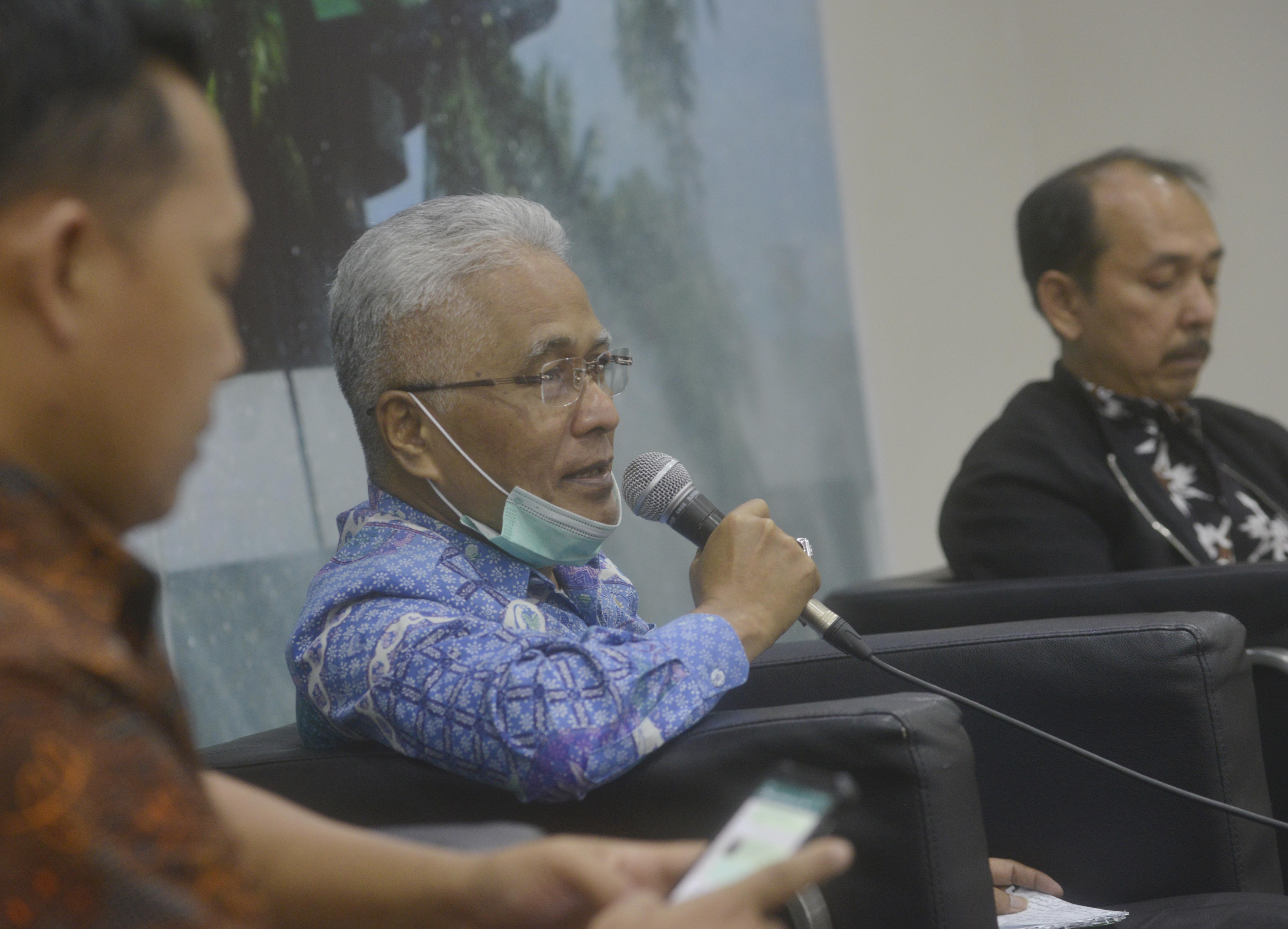 Anggota Komisi II DPR Fraksi PAN Guspardi Gaus (tengah)