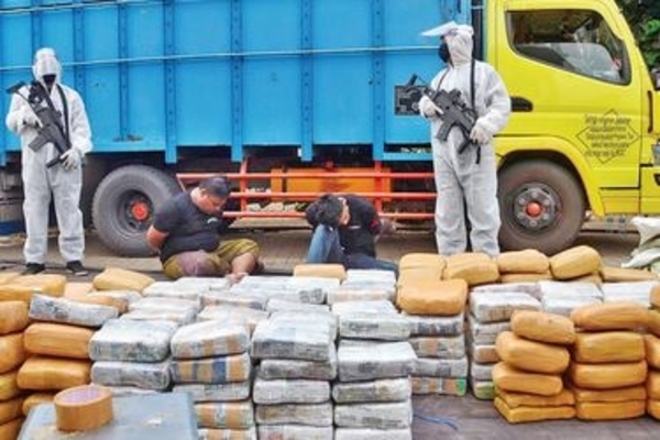 Penyidik memperlihatkan tersangka dan barang bukti narkoba jenis ganja di Jalan Raya Narogong-Siliwangi, Rawalumbu, Kota Bekasi, Jawa Barat