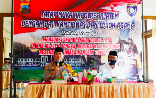 Kapolres AKB Edy Suranta Sitepu (kiri) didampingi Ketua Dai Kamtimbas Klaten (kanan).