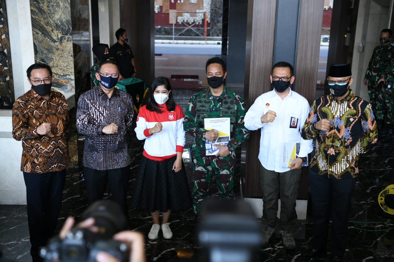 Penyerahan simbolis hasil uji vaksin tahap ketiga obat anti covid-19, di Jakarta, Minggu (16/8).