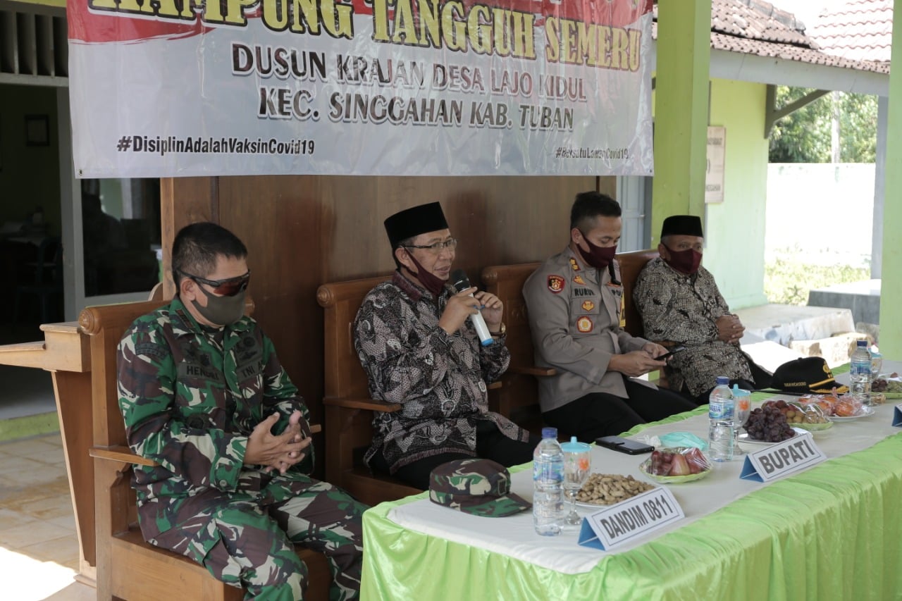 Bupati Tuban Fathul Huda (kedua dari kiri) bersama Forkopimda Tuban meninjau sejumlah fasilitas pendukung Kampung Tangguh Semeru