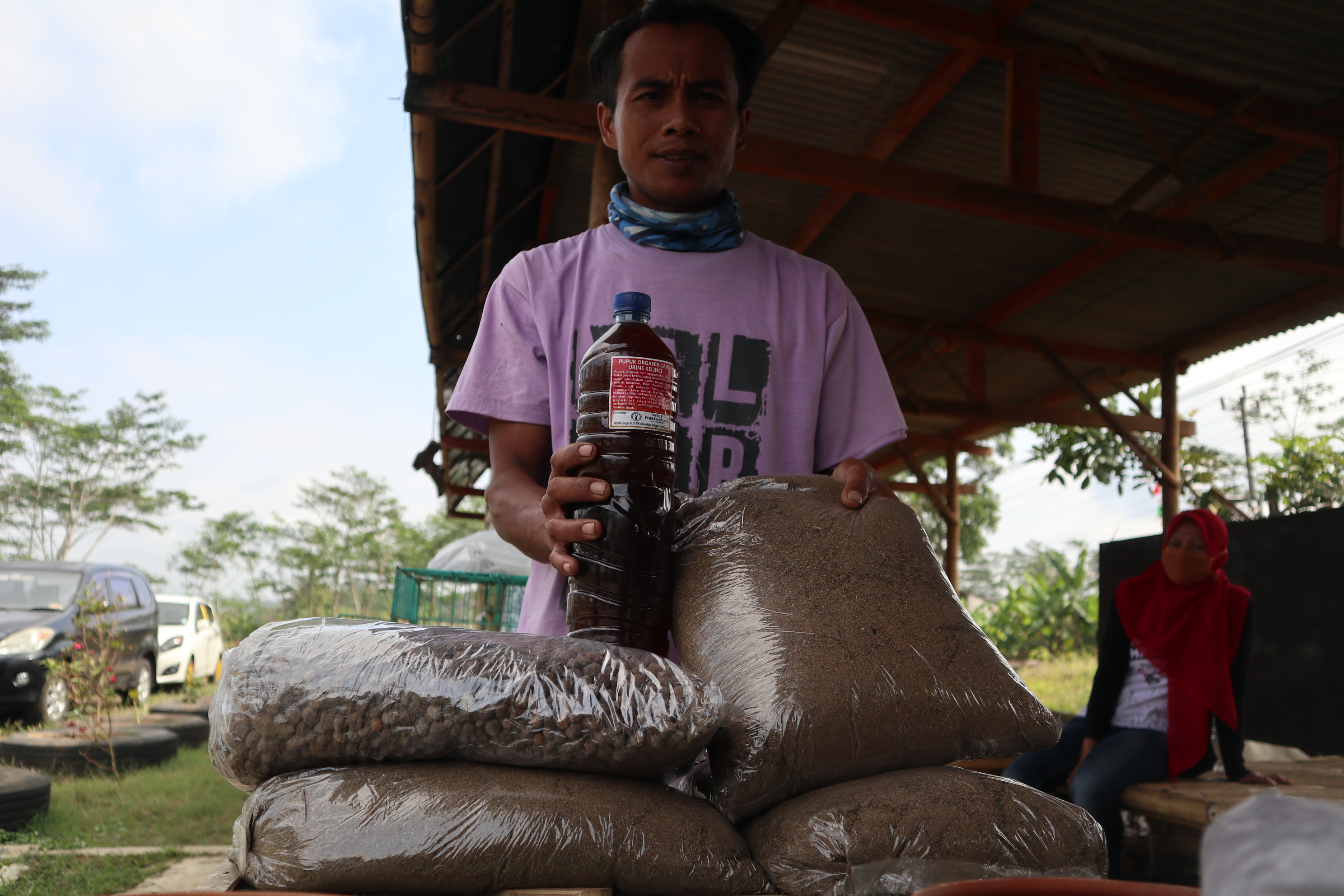 Peternak kelinci dari Kabupaten Temanggung, Pamit menunjukkan pupuk yang berasal dari kotoran kelinci. 