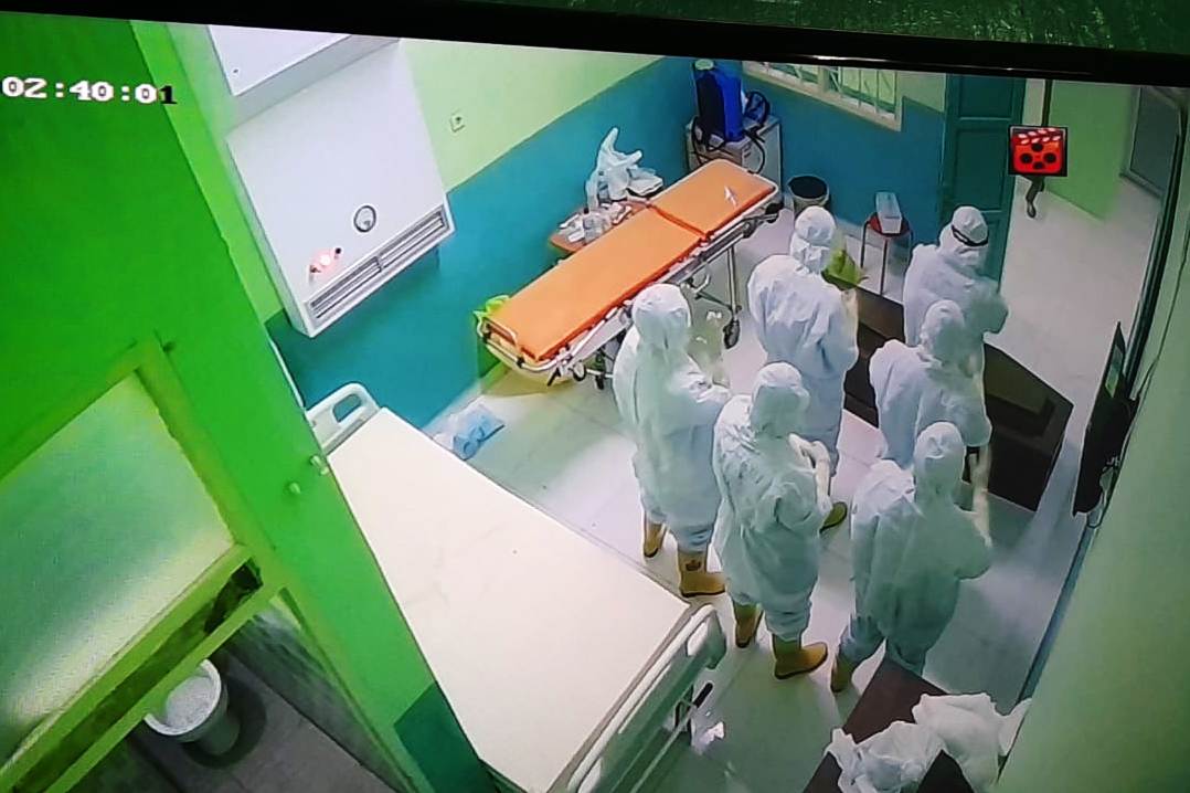 Petugas medi RSUD dr Soekardjo Kota Tasikmalaya menyalati jenazah pasien perempuan berinisial N, 65, warga Kecamatan Jatiwaras, Tasikmalaya.