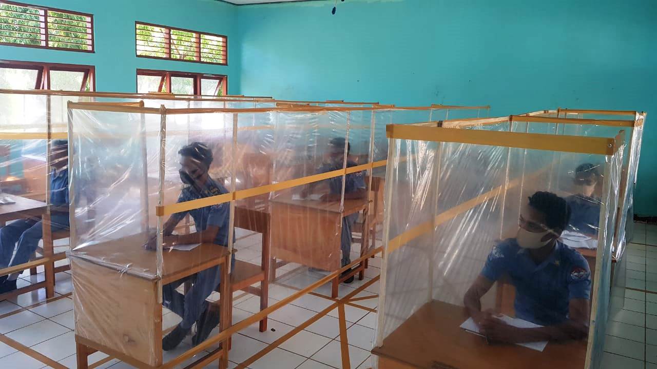 KBM di SMKN 2 Maumere menggunakan bilik transparan