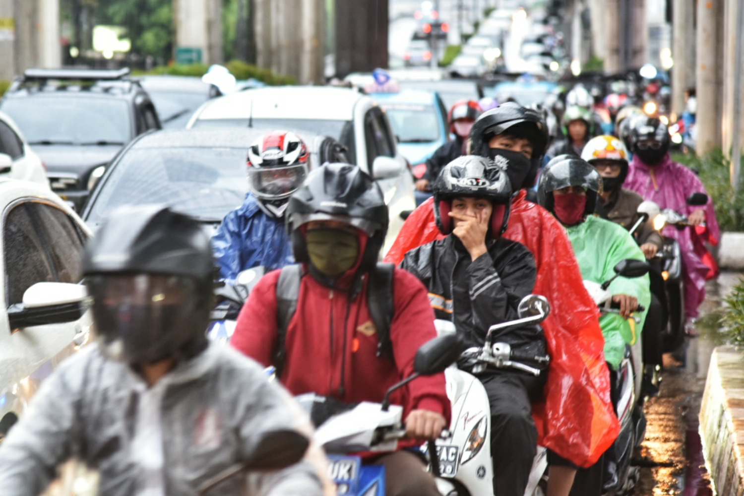 Kepadatan lalu lintas di Jalan Gatot Subroto menuju Pancoran, Jakarta.